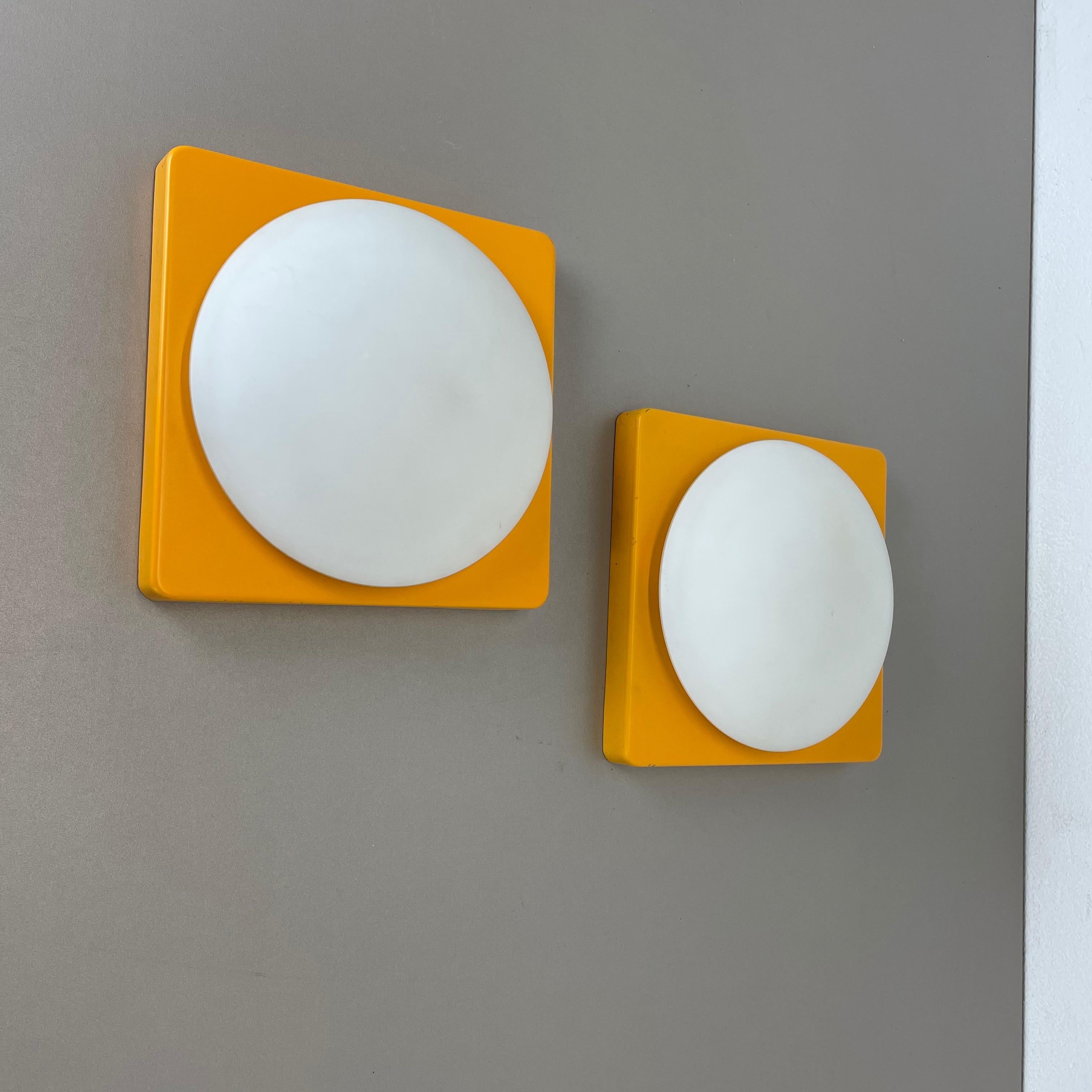 Set of 2 Cubic Wall Lights Yellow Rolf Krüger for Heinz Neuhaus Leuchten, 1971 In Good Condition In Kirchlengern, DE