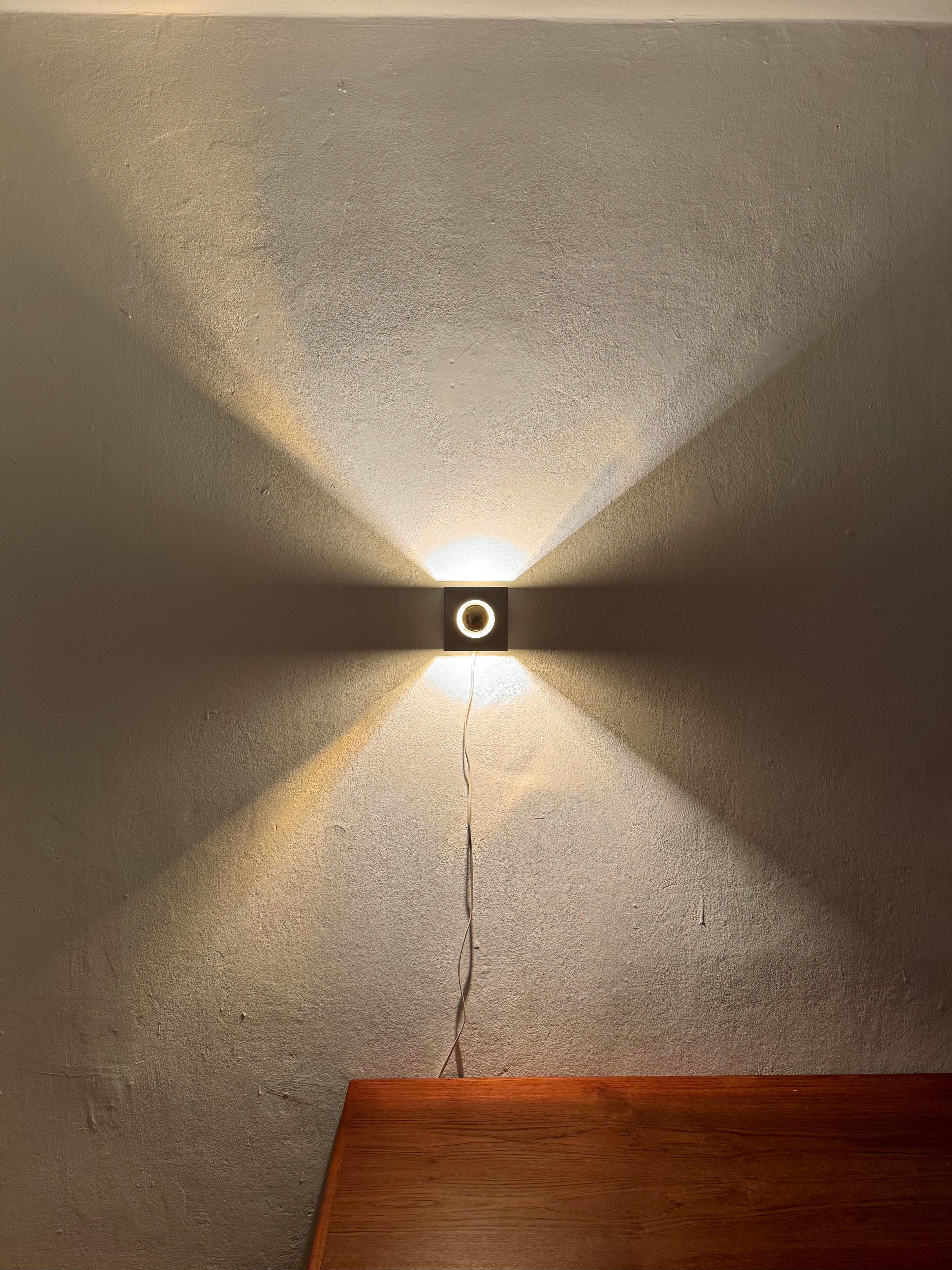 Ensemble de 2 lampes murales ou de table en métal moderniste cubiste des années 1970 en vente 2