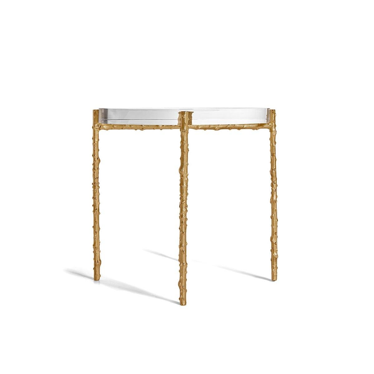 Ces tables d'appoint rendent hommage aux fondements invisibles de la vie sur Terre. Posé sur des branches de rosier, moulées en laiton, le plateau en acrylique semble flotter, comme suspendu dans l'air. 
Dessus : Acrylique cristal
Pieds : Laiton