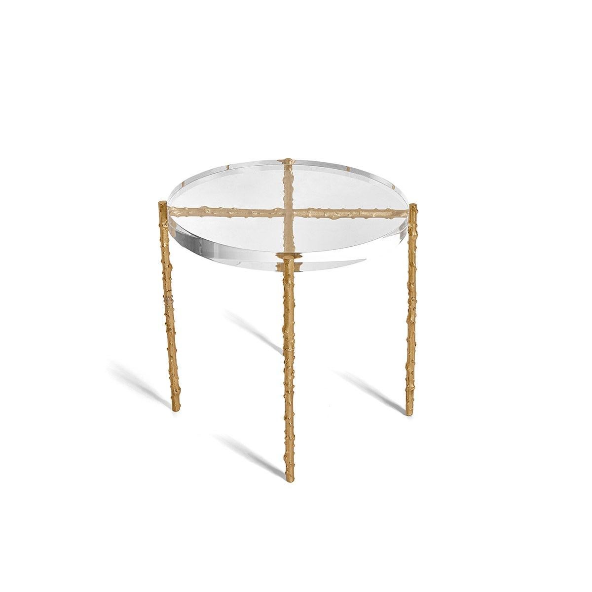 Portugais Ensemble de 2 tables d'appoint personnalisables avec plateau en acrylique cristal et pieds en laiton en vente
