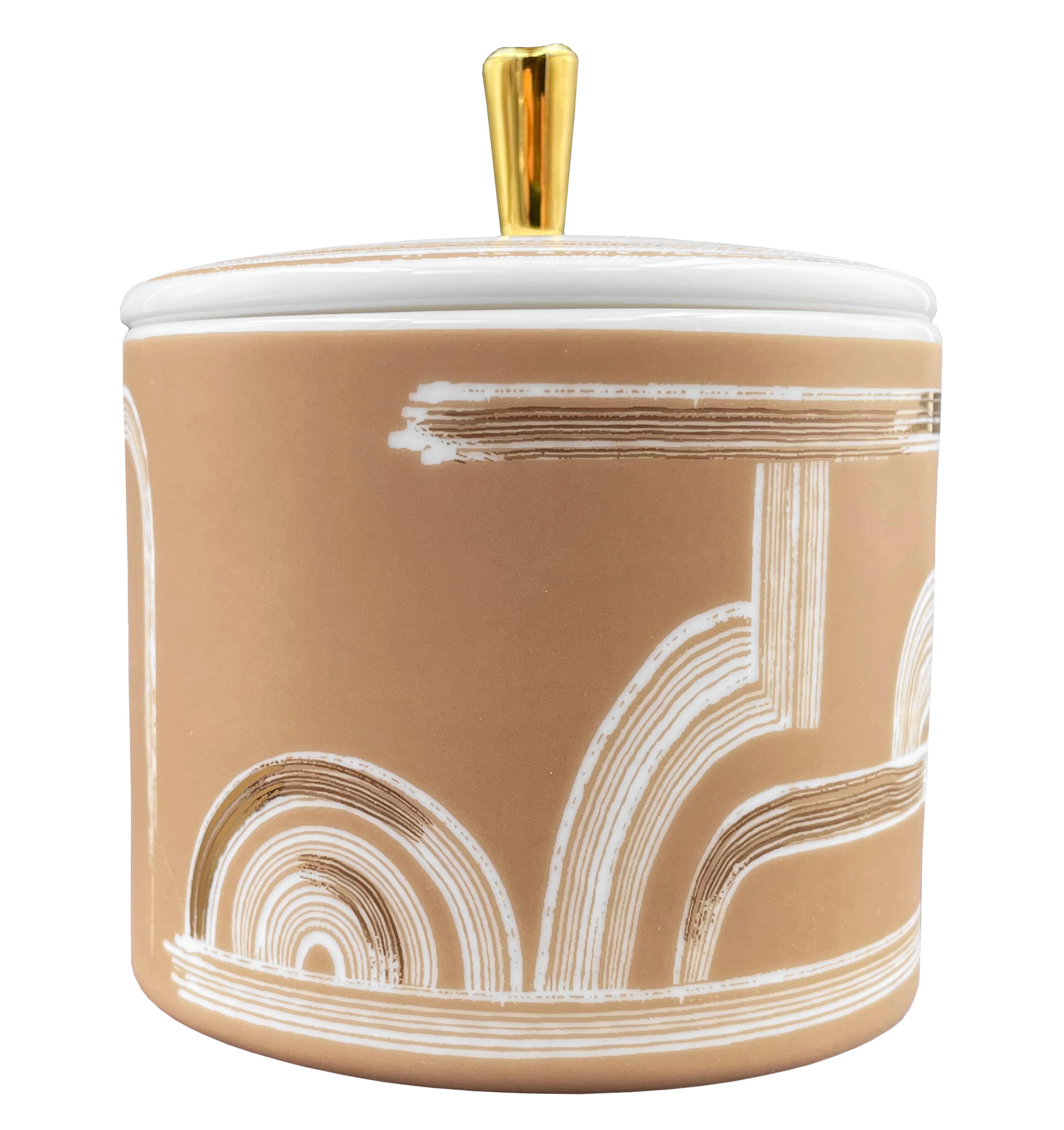 Description: Cylindrical box with lid (2 pieces)
Color: Beige gold
Size: 9 Ø x 10.5 H cm
Material: Porcelain and gold
Collection: Art Déco Garden

Larger quantities available upon request, with 8 weeks production time.