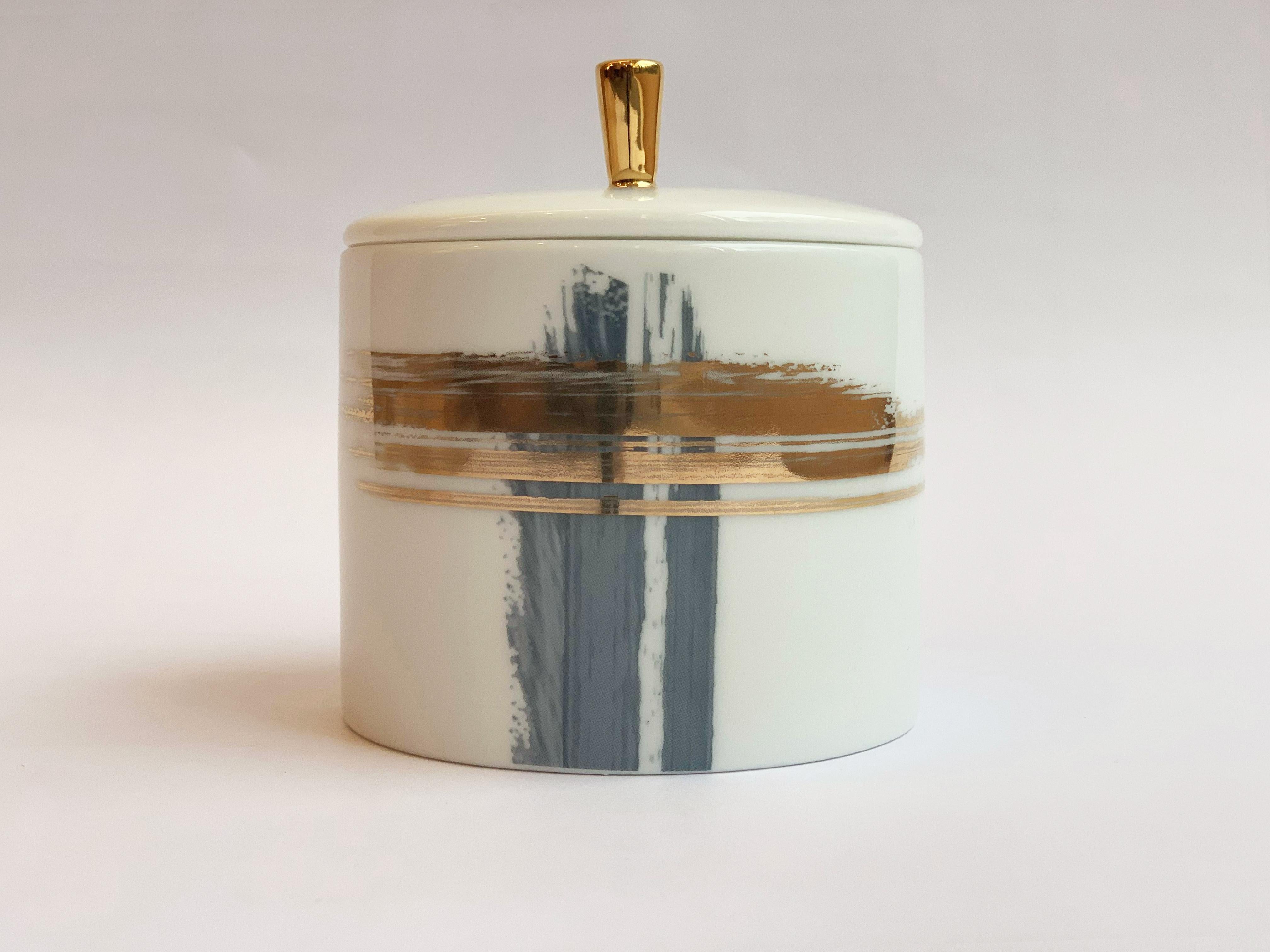Larger quantities available upon request, with 8 weeks production time.

Description: Cylindrical box with lid (2 pieces)
Color: Blue and gold
Size: 8.5Ø x 7H cm, 80 ml
Material: Porcelain and gold
Collection: Artisan Brush