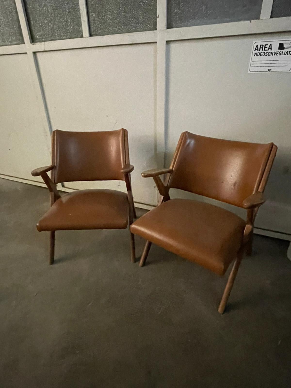 Ensemble de 2 fauteuils des années 1960 avec un design scandinave produit par l'usine historique italienne de meubles DAL VERA à Conegliano Veneto et conçu par Antonio Dal Vera lui-même. 
L'usine de meubles DAL VERA a été fondée à Conegliano en 1884