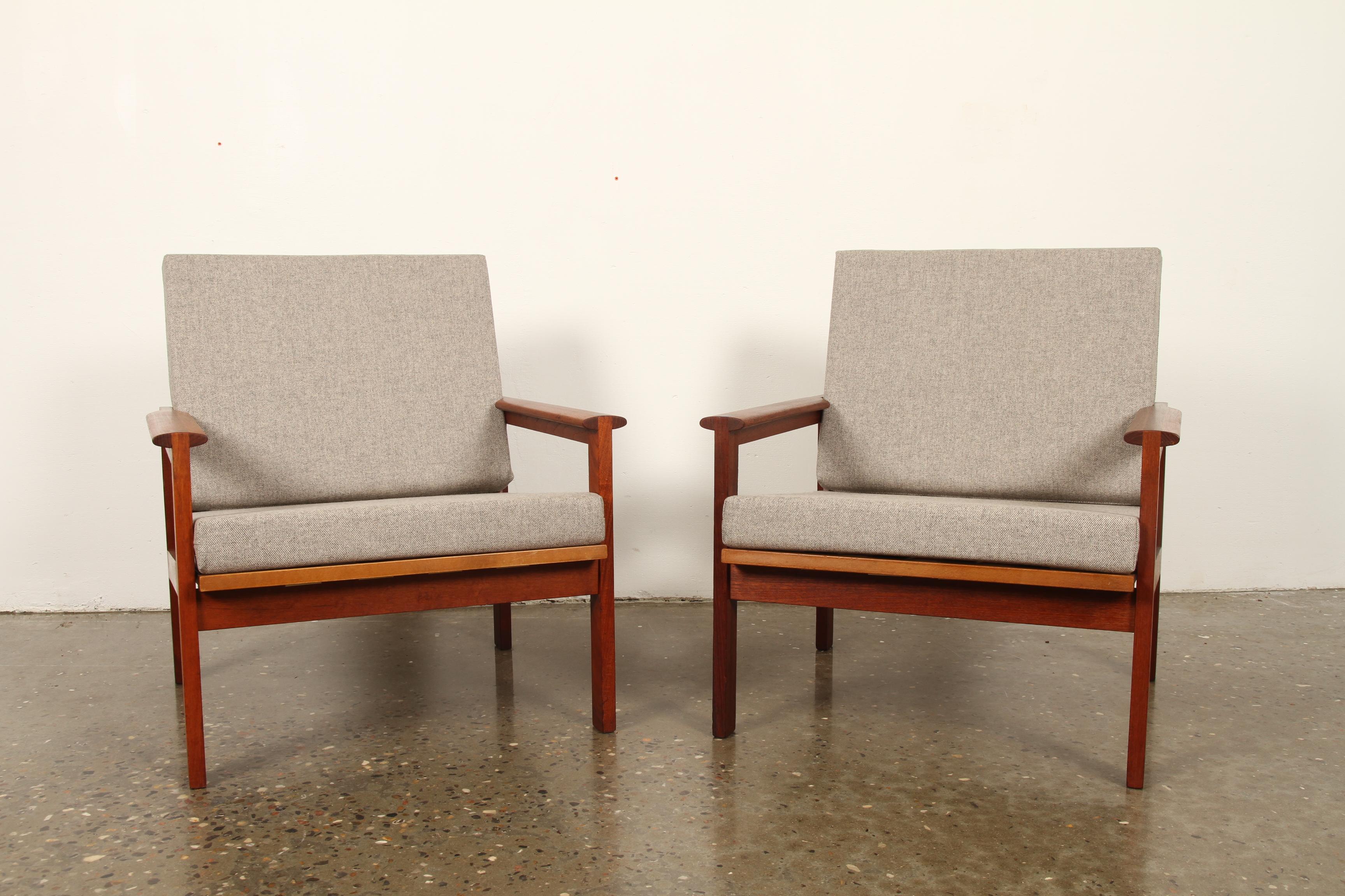 Stylish pair of Mid-Century Modern easy chairs in solid teak designed by Illum Wikkelsø in 1959 and made by Niels Eilersen in the 60s in Denmark. Classic Danish modern club armchairs. New custom made cushions and new straps. Ready to use.