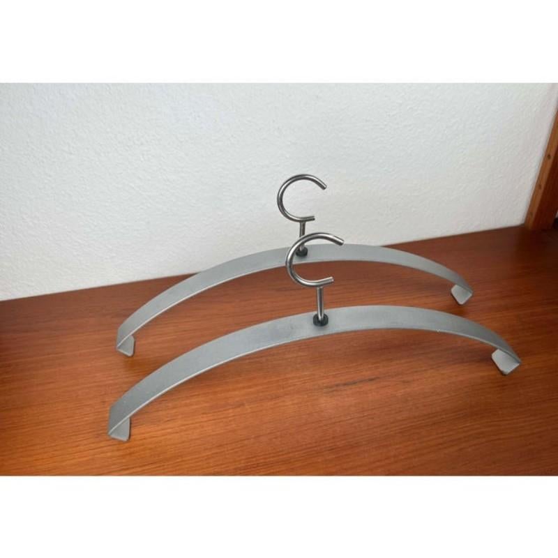 Appendiabiti danesi di Maria Berntsen per Unique Interieur Copenhagen, set di 2, in ottime condizioni. Progettato dal 1990 al 1999. Questo pezzo ha un marchio di attribuzione.

Informazioni aggiuntive:
Materiali: Metallo
Colore: Argento
Periodo: Dal
