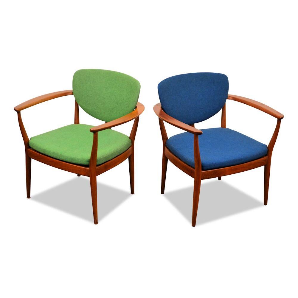 Set of 2 super stylish vintage Finn Juhl style lounge chairs designed by an unknown Danish designer. Made out of beautiful teak wood, upholstered in beautiful green and blue woven fabric, loose seat cushions and featuring gorgeous curved backrest.