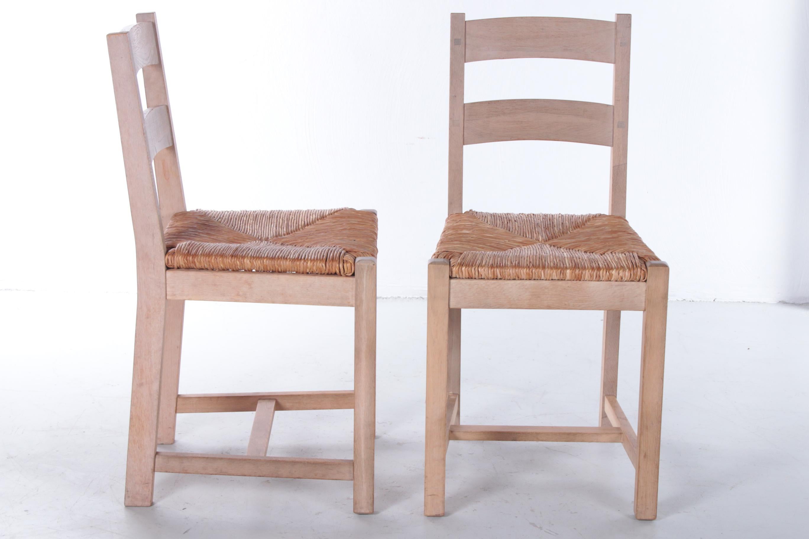 Satz von 2 dänischen Eichenholz-Keramikstühlen mit Korbweide-Sitzen, 1970er Jahre (Skandinavische Moderne) im Angebot