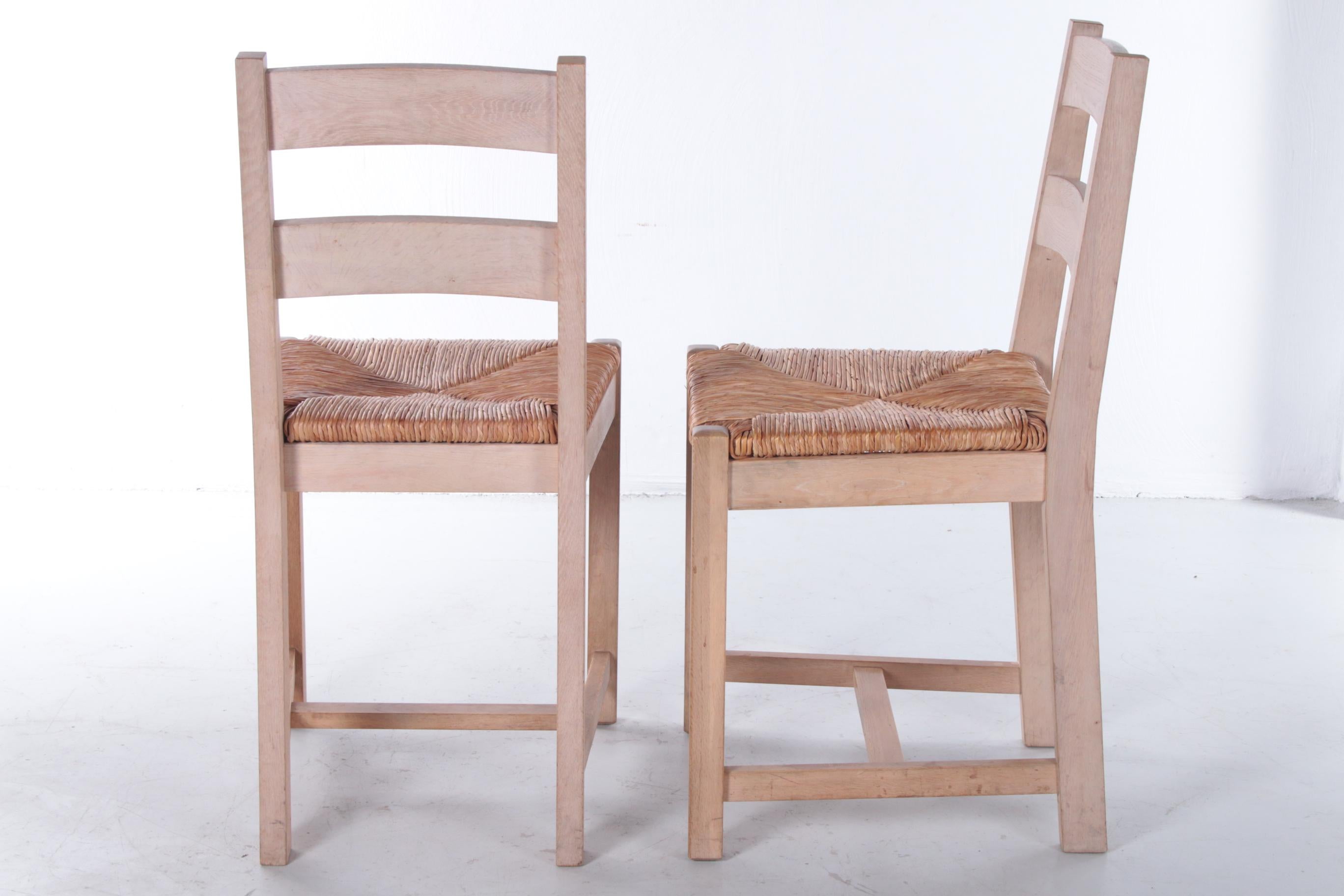 Satz von 2 dänischen Eichenholz-Keramikstühlen mit Korbweide-Sitzen, 1970er Jahre (Dänisch) im Angebot