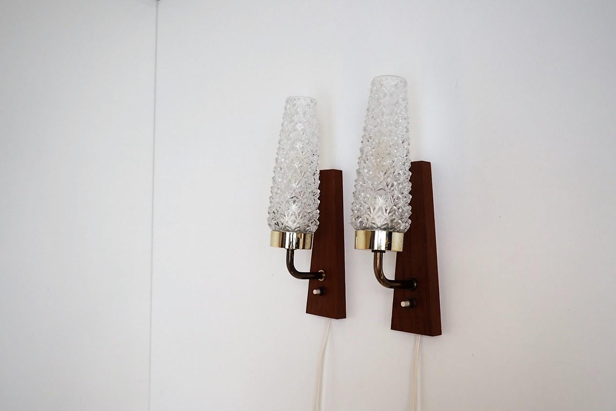 Oiled Set of 2 Danish Teak and Glass Sconces Made in the 1960s - Scandinavian Modern For Sale