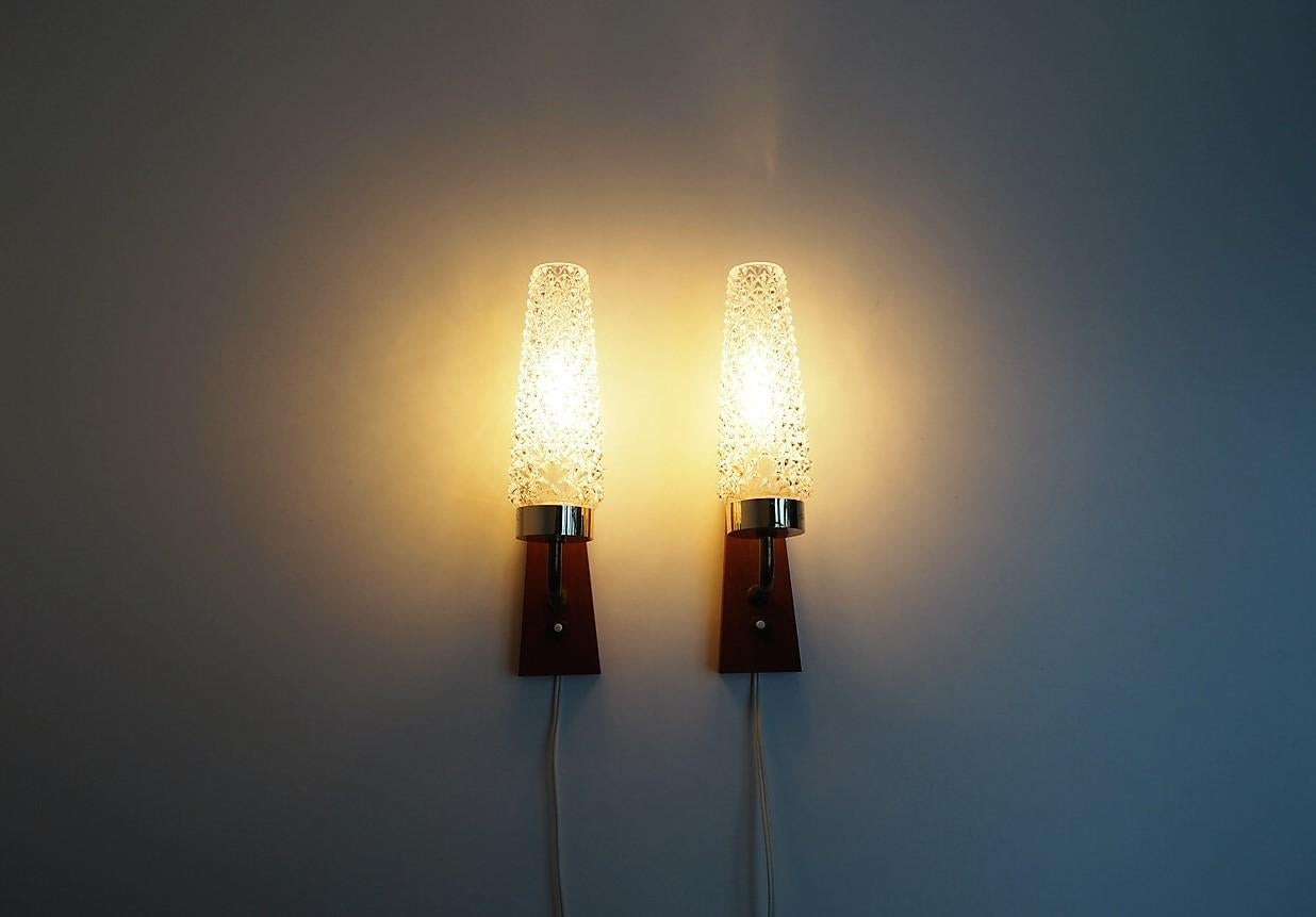Set of 2 Danish Teak and Glass Sconces Made in the 1960s - Scandinavian Modern In Good Condition For Sale In Spoettrup, DK