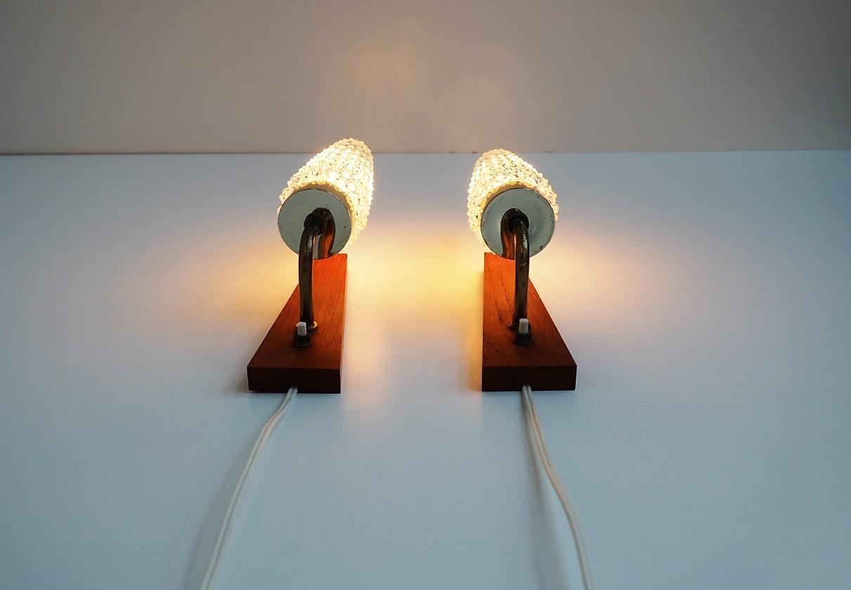 Set of 2 Danish Teak and Glass Sconces Made in the 1960s - Scandinavian Modern (Geölt) im Angebot