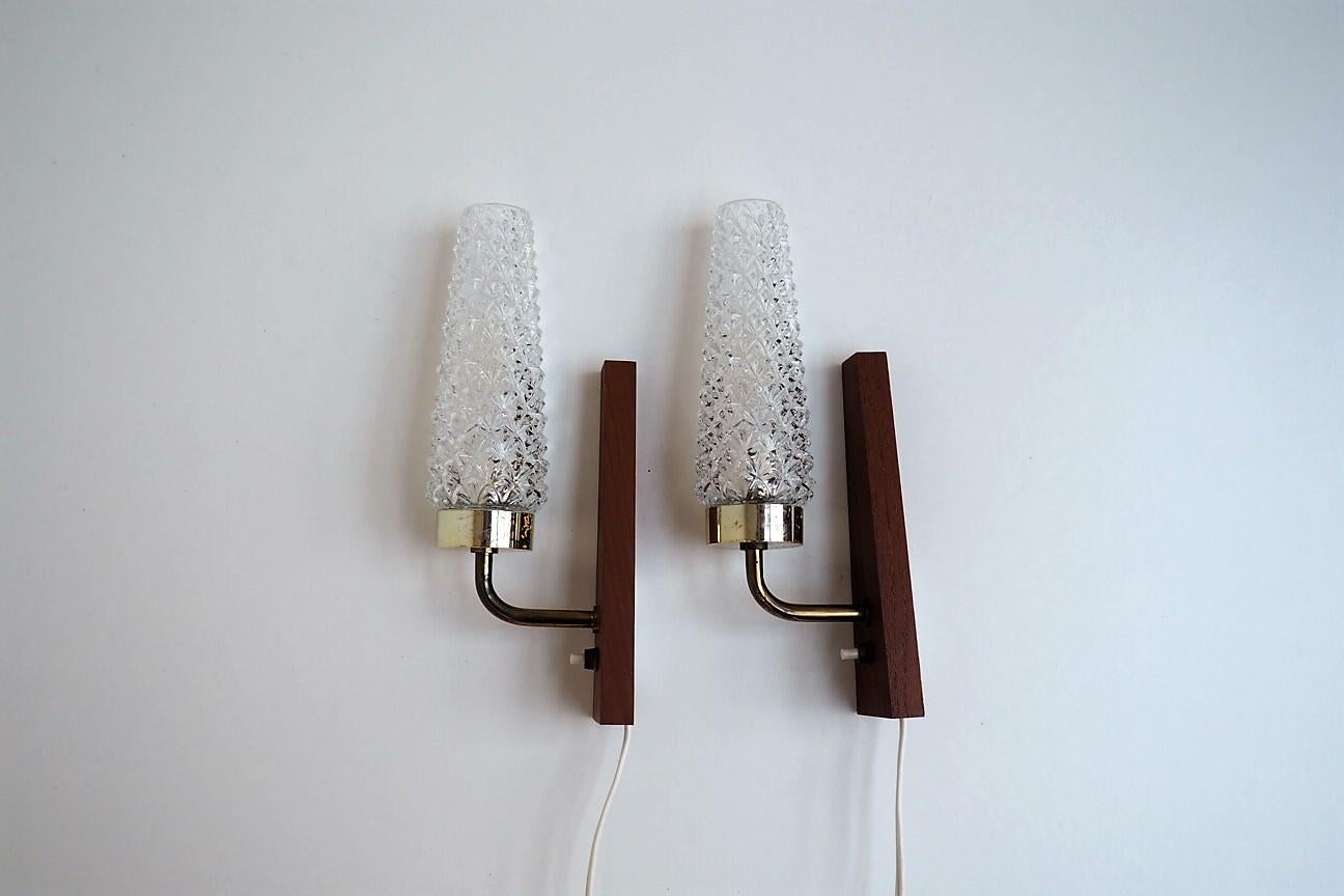 Set of 2 Danish Teak and Glass Sconces Made in the 1960s - Scandinavian Modern For Sale 2