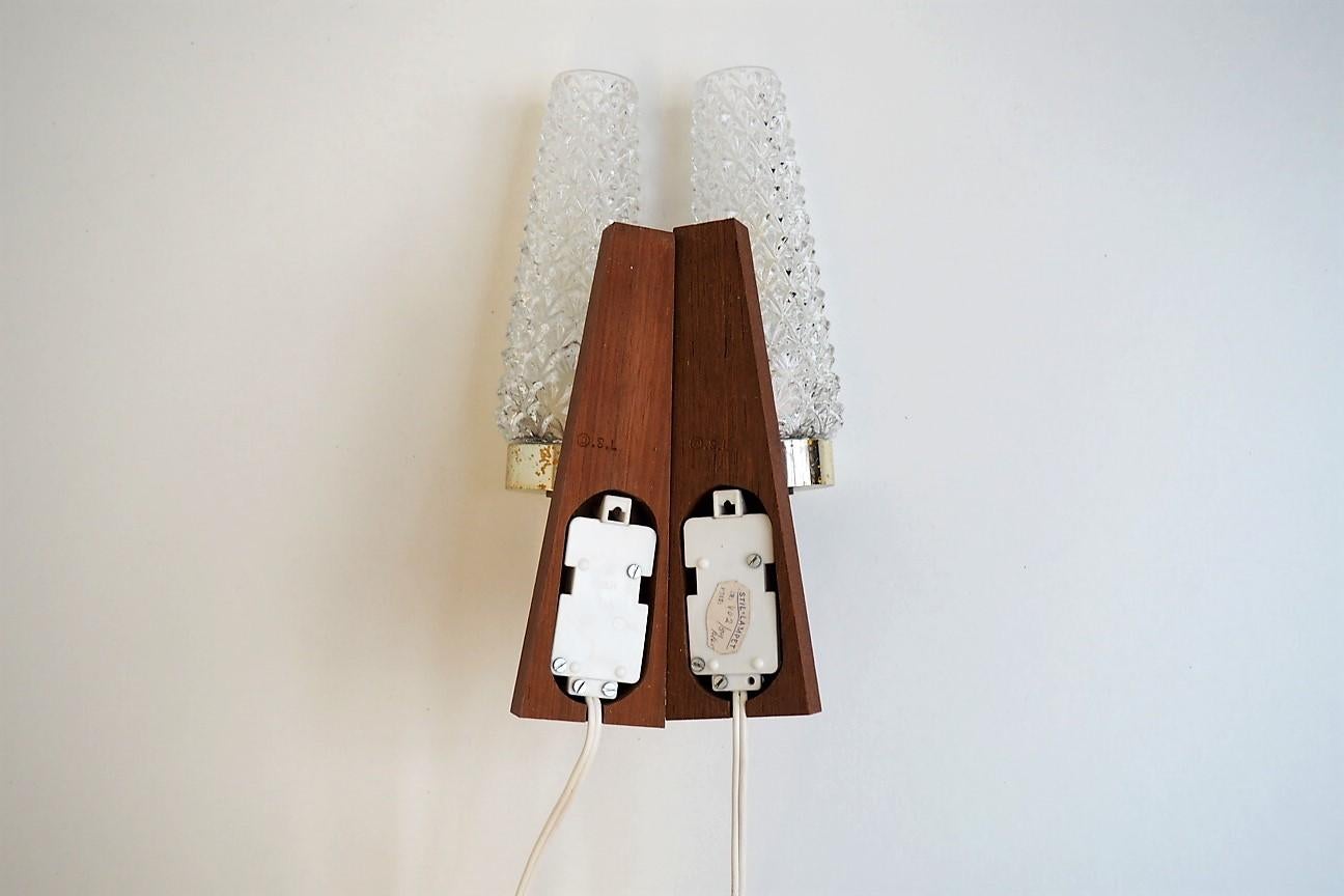 Set of 2 Danish Teak and Glass Sconces Made in the 1960s - Scandinavian Modern im Angebot 1