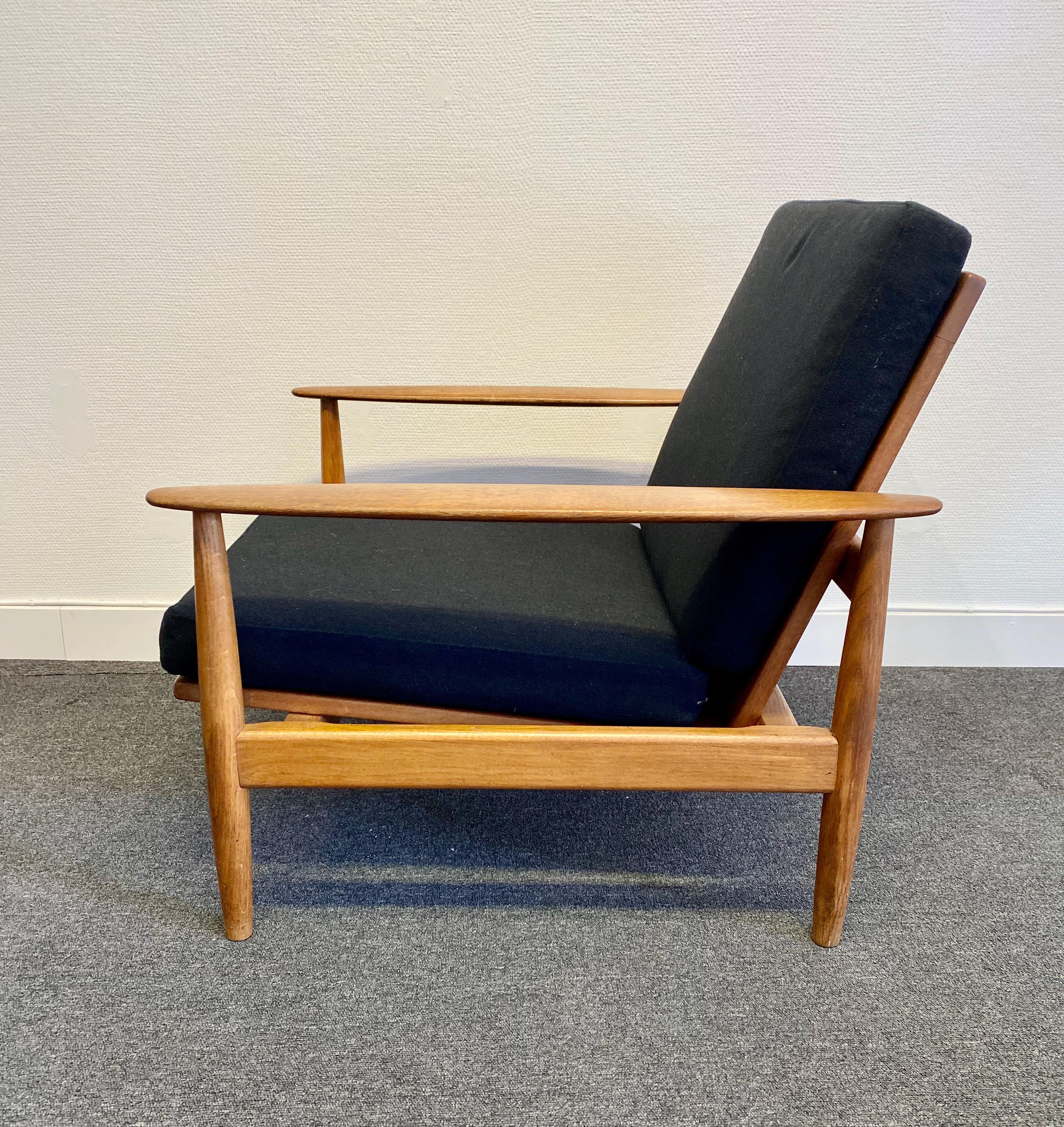 Scandinavian Modern Set of 2 Danish Teak Lounge Chairs For Sale