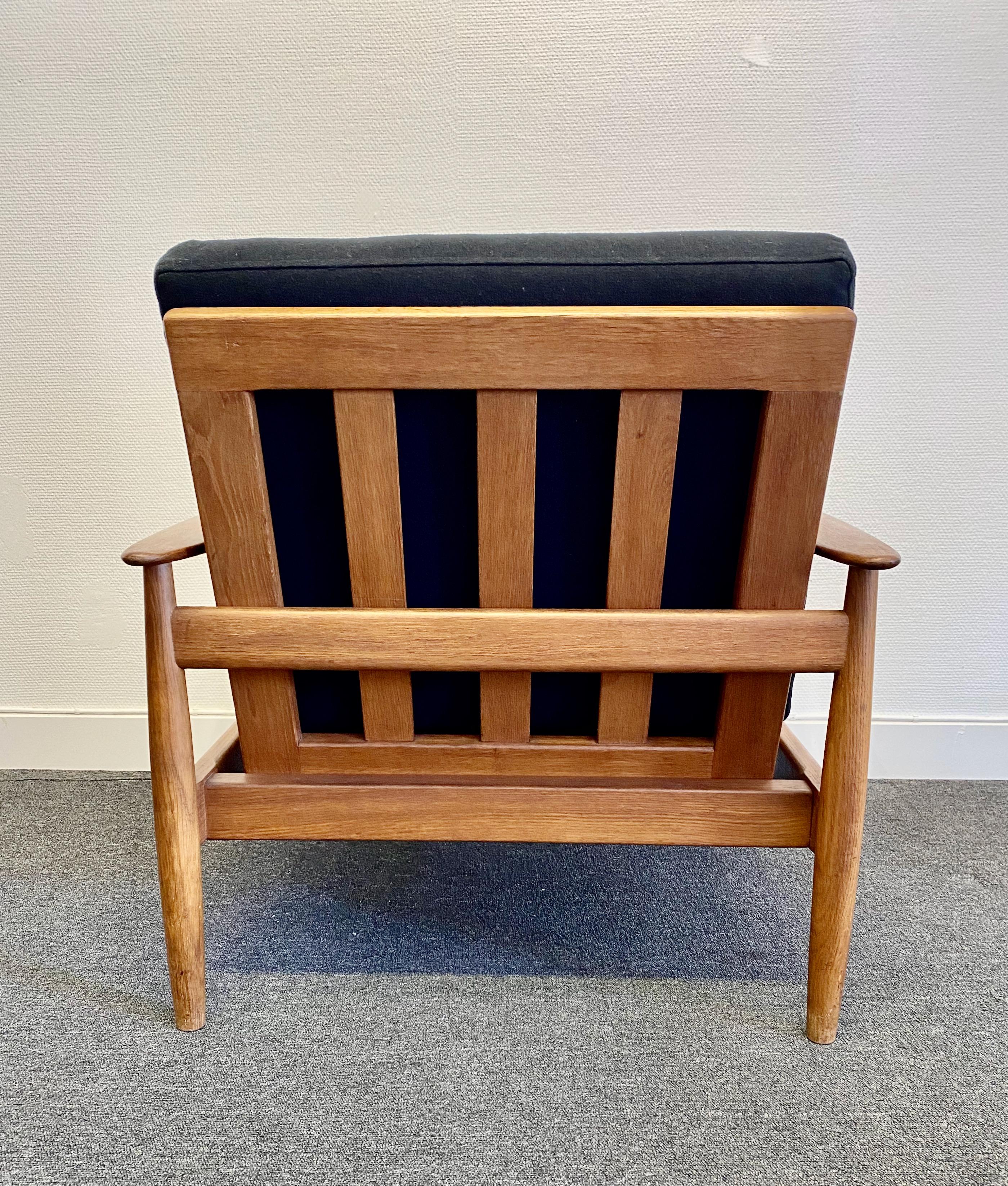 Set of 2 Danish Teak Lounge Chairs In Good Condition For Sale In Klintehamn, SE