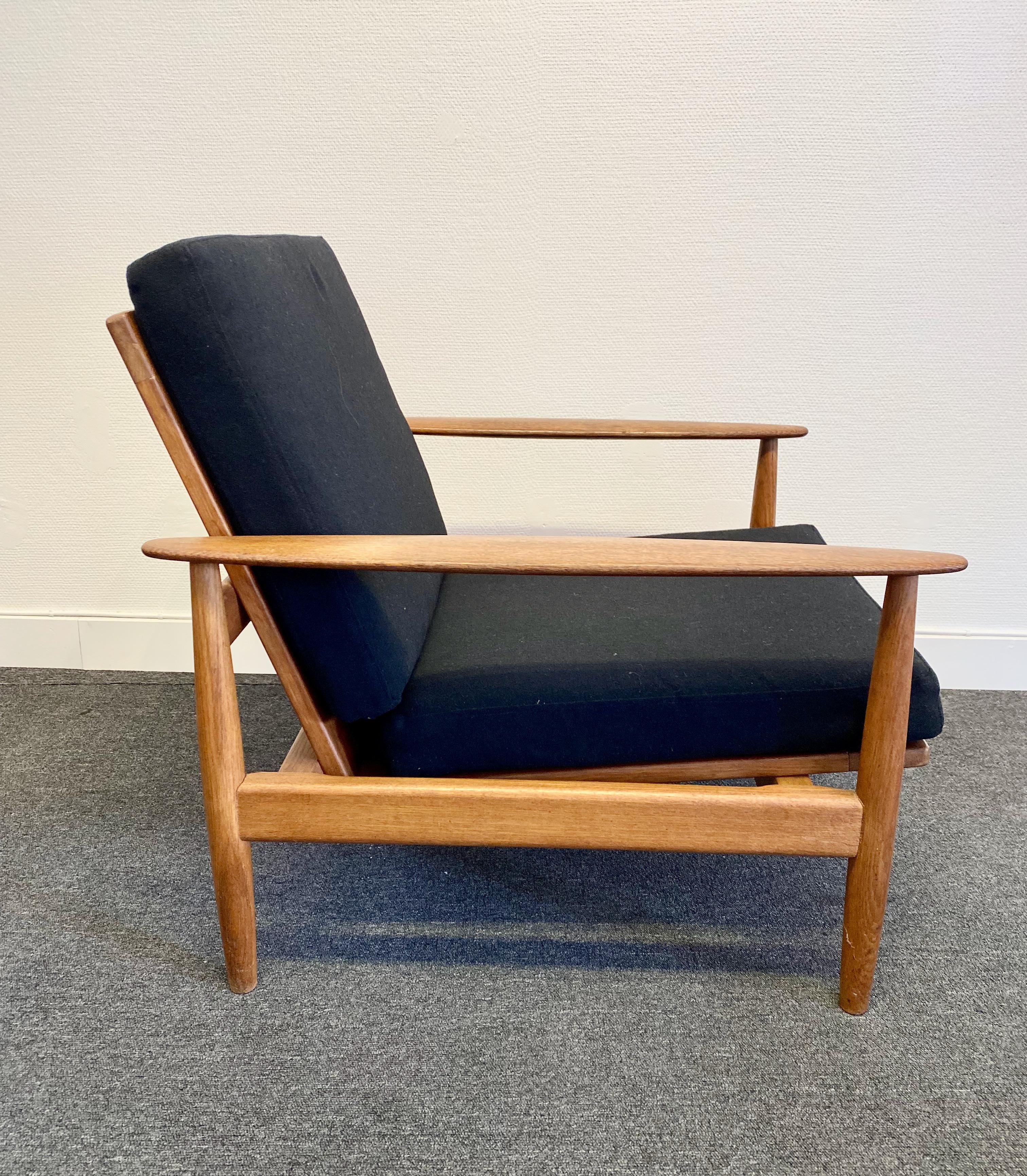 Mid-20th Century Set of 2 Danish Teak Lounge Chairs For Sale