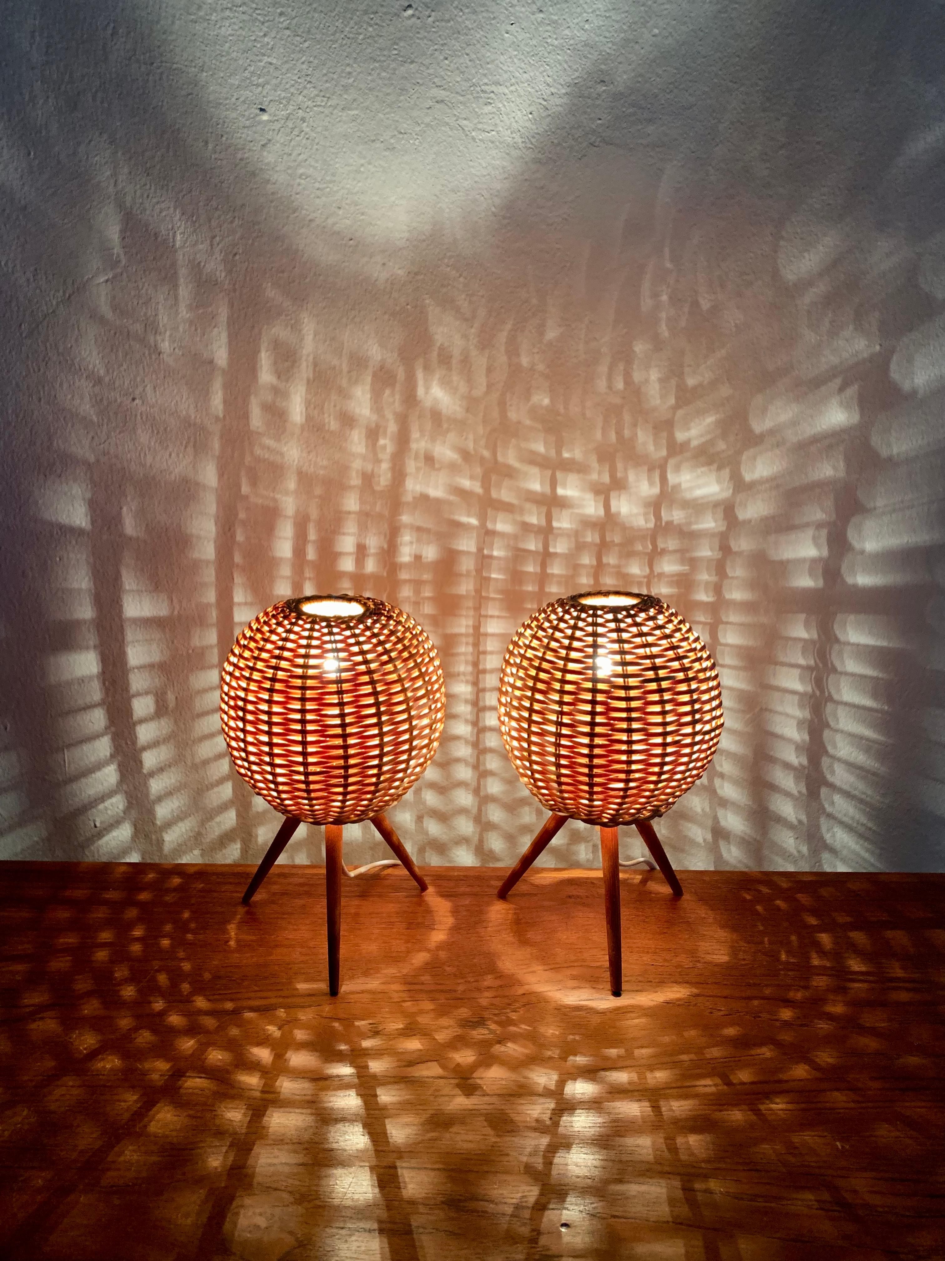 Set of 2 Danish Wicker Tripod Table Lamps For Sale 4