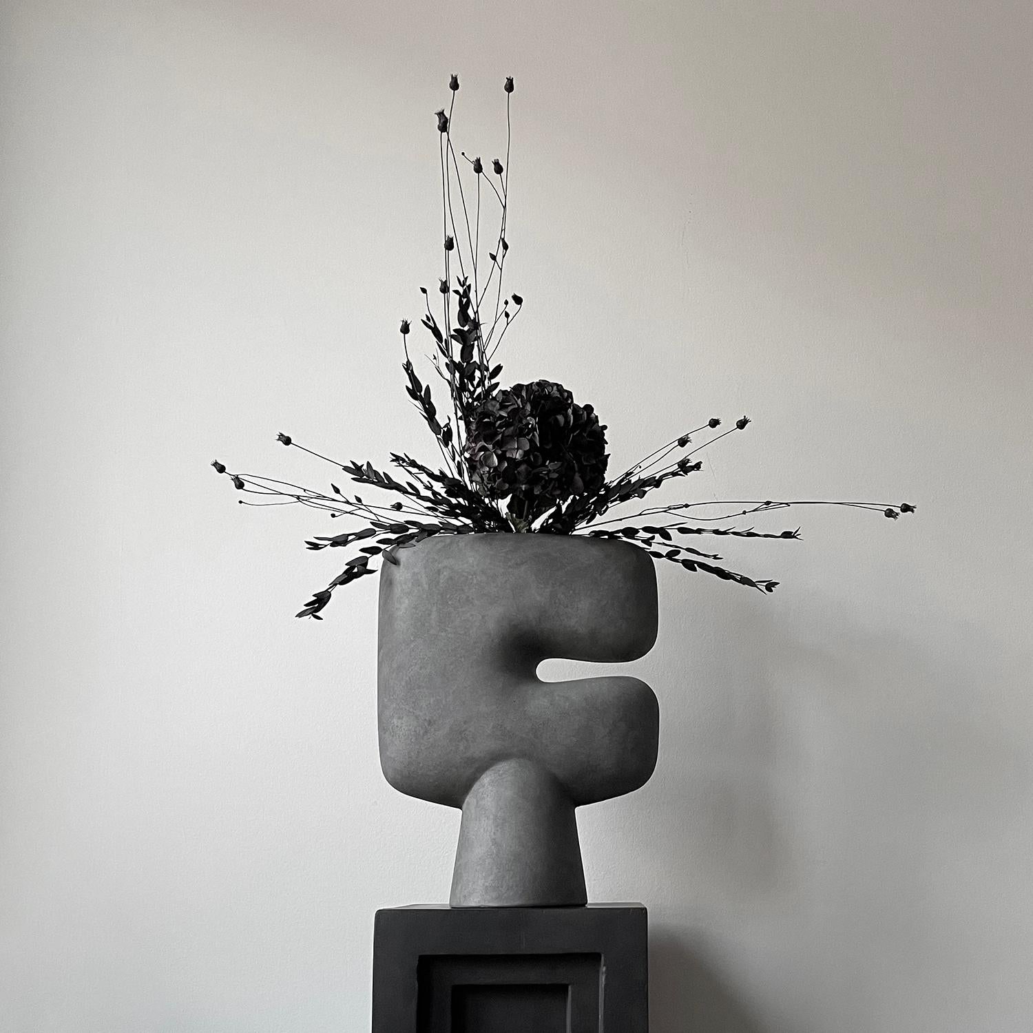 Un set di 2 vasi Tribal grigio scuro di 101 Copenhagen
Creato da Kristian Sofus Hansen & Tommy Hyldahl
Dimensioni: L 34 / L 14 / H 45 CM
Materiali: Ceramica

La collezione Tribal è una serie di vasi progettati come un'interpretazione scultorea
