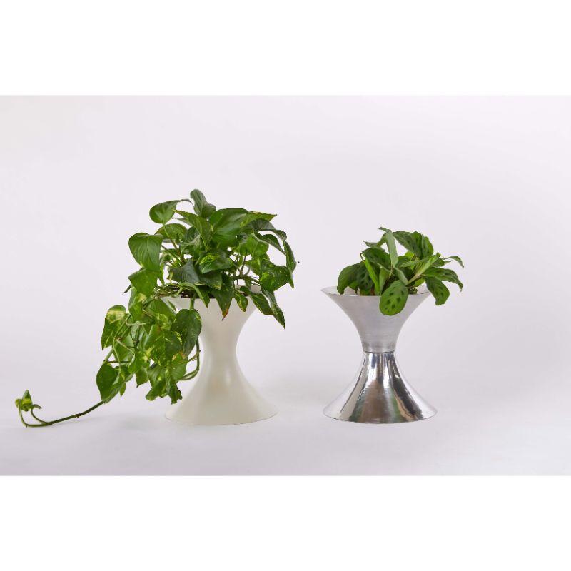 Set of 2 dawn planters, gray & white by Laun ( Handmade in Los Angeles )
Dawn Collection
Dimensions: H.27 D.25 W.35 cm
Materials: Polished Or Powder Coated Aluminum

Also Available: custom sizing, and finishes upon request.

Taking