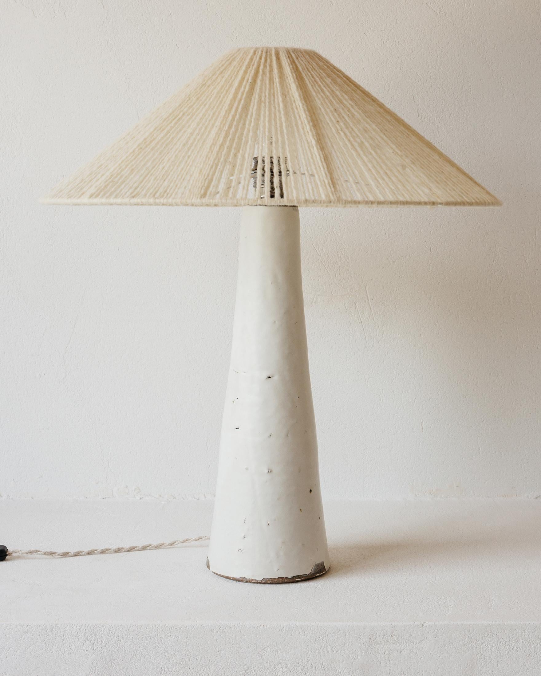 Set di 2 lampade da tavolo Dayan White Engobe in ceramica di Grès Éditions
Pezzi unici.
Dimensioni: Paralume: Ø 54 x H. 18 cm.
Base: H. H. 46 cm.
Materiali: Cotone ecru e ceramica.
Peso: 4,2 kg.

Impianto elettrico: cavo elettrico in lino