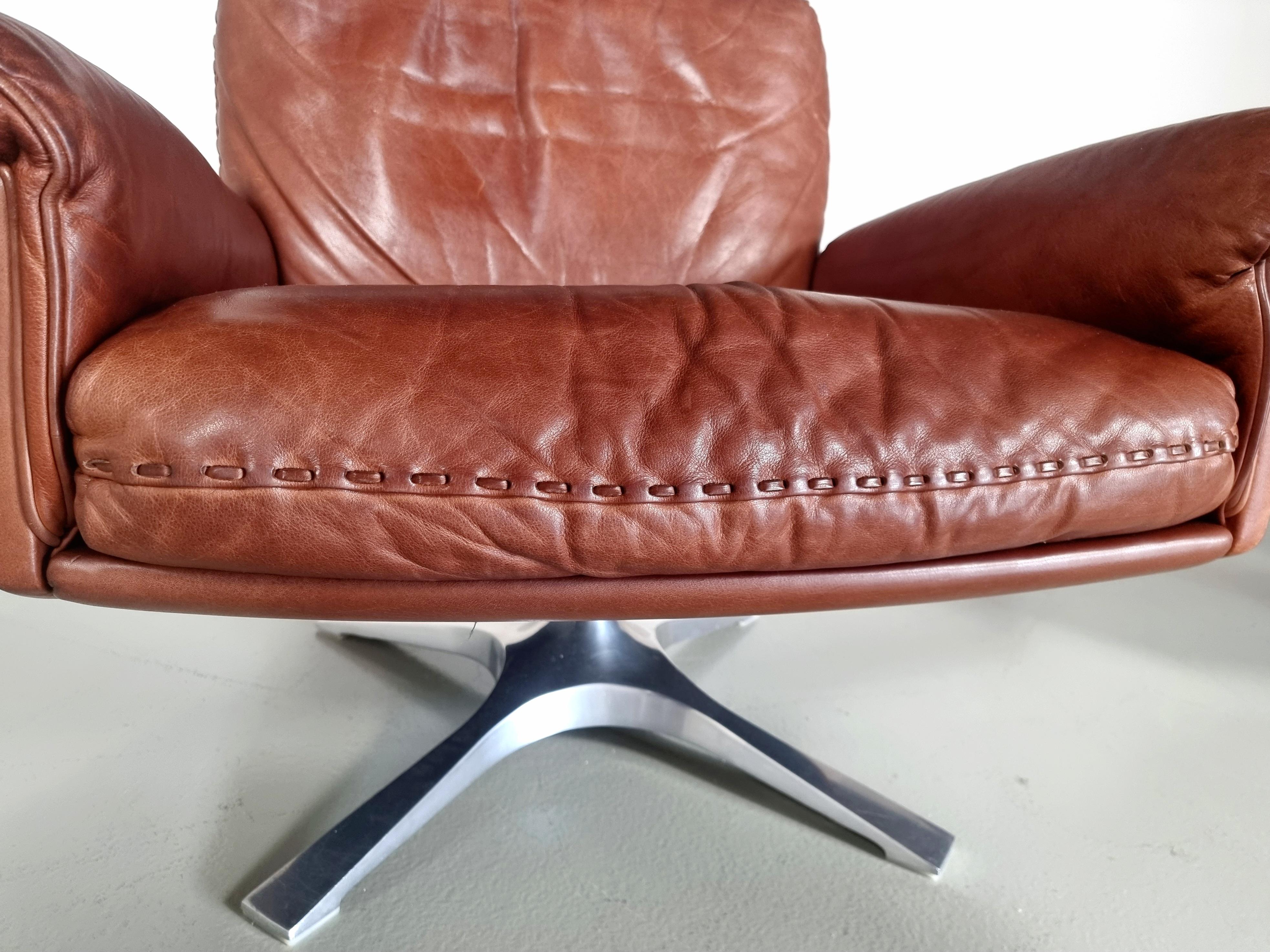 Ensemble de 2 chaises longues pivotantes De Sede DS-31 en cuir marron clair, années 1970 en vente 3