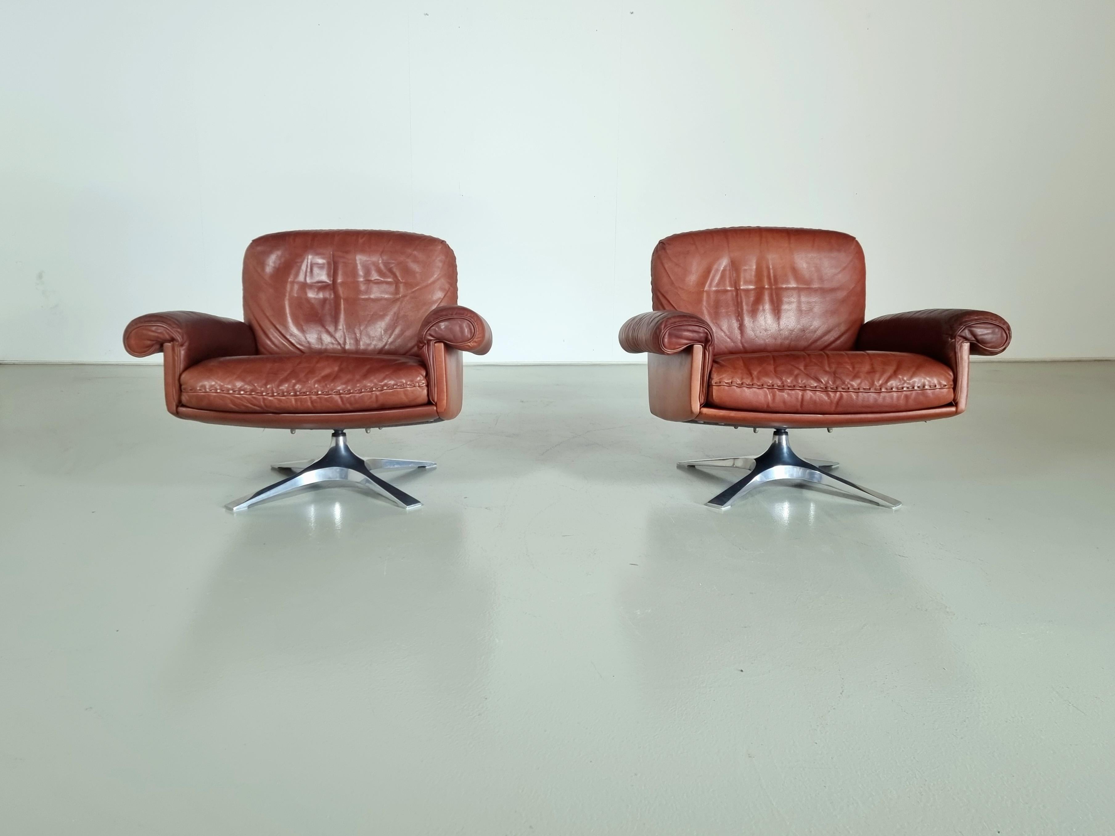 De Sede, pair of lounge chairs model ''DS-31'', leather, chrome-plated metal, Switzerland, 1970s

A comfortable sitting experience is guaranteed by means of the deep seat and curved armrests. Also, the thick leather seating cushions provide an