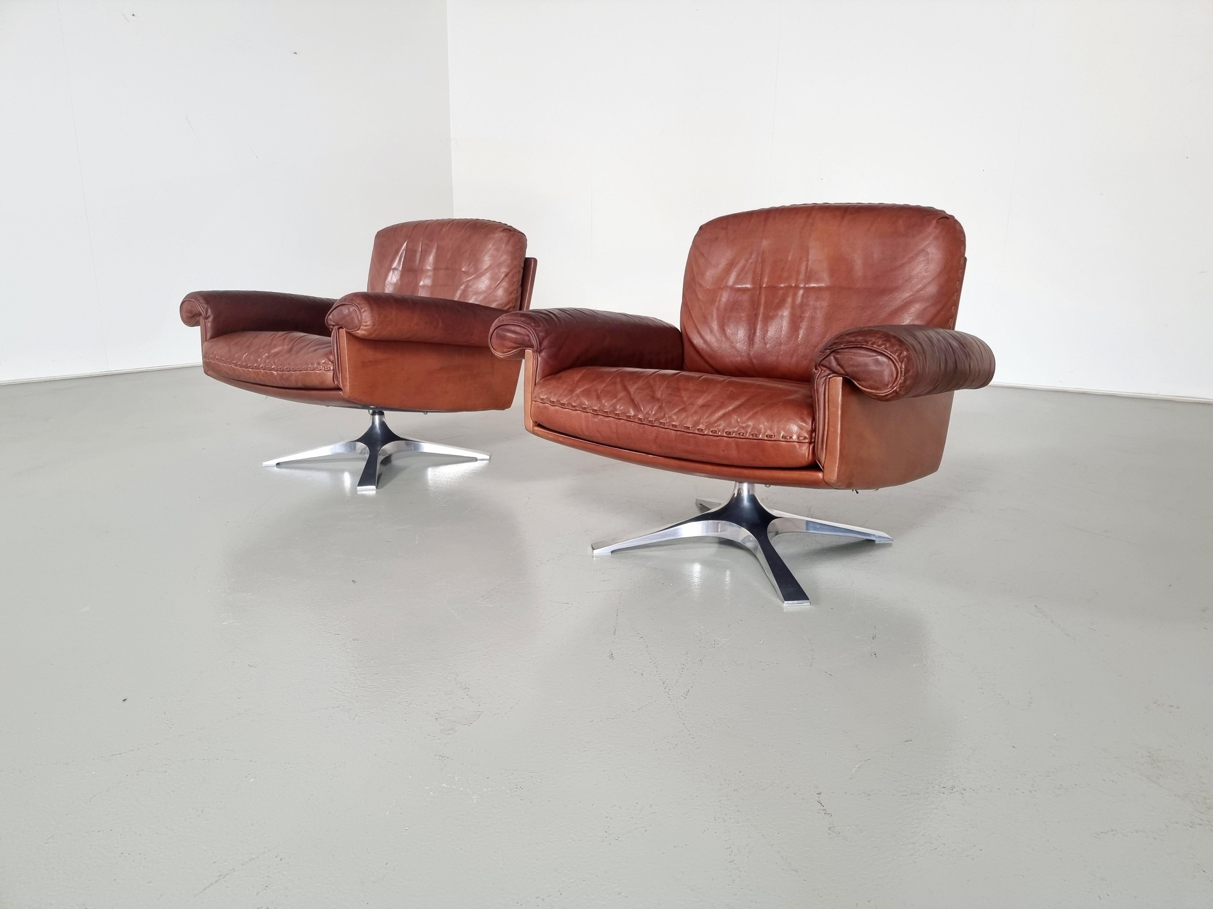 Mid-Century Modern Ensemble de 2 chaises longues pivotantes De Sede DS-31 en cuir marron clair, années 1970 en vente