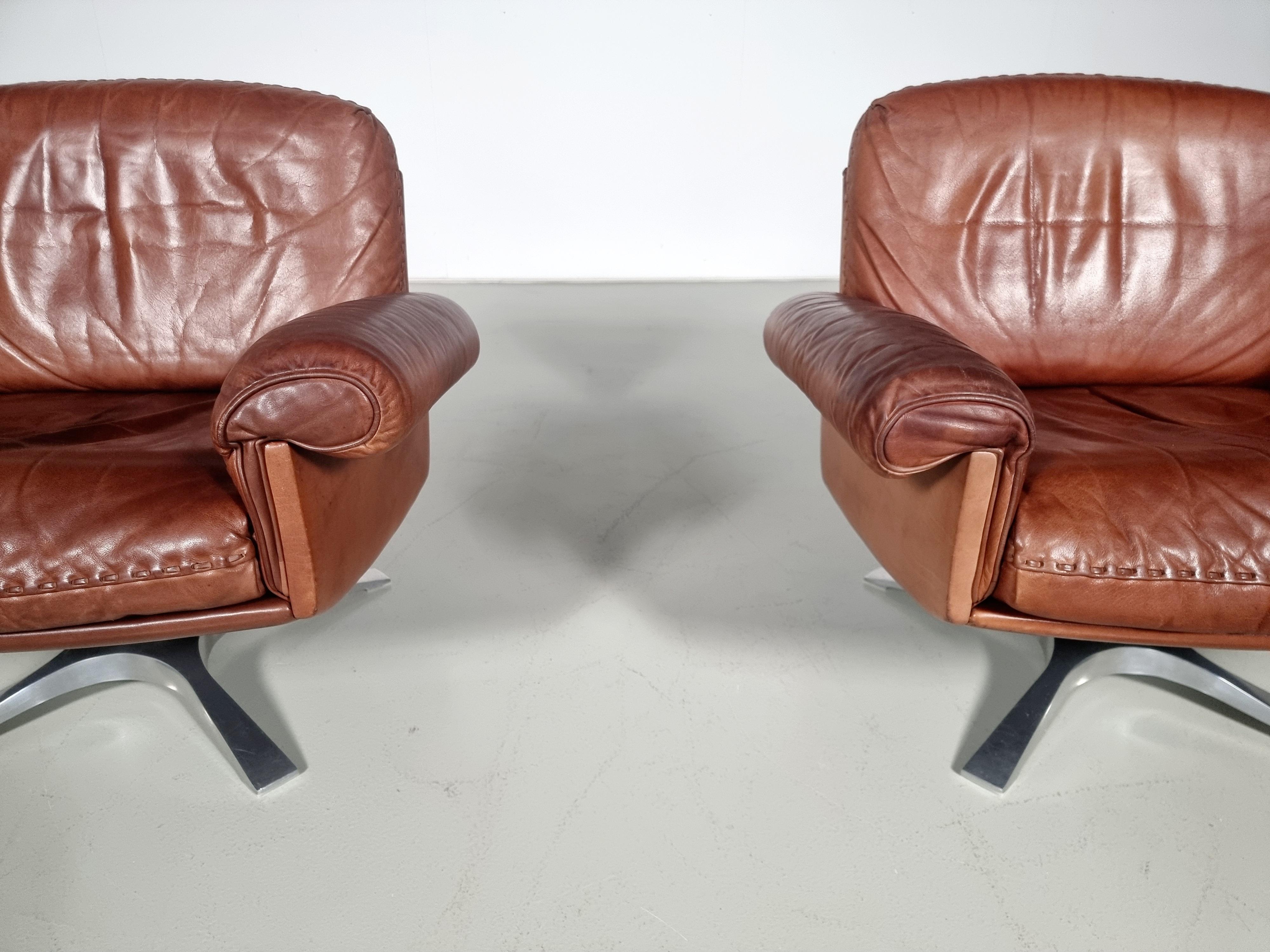 Ensemble de 2 chaises longues pivotantes De Sede DS-31 en cuir marron clair, années 1970 Bon état - En vente à amstelveen, NL