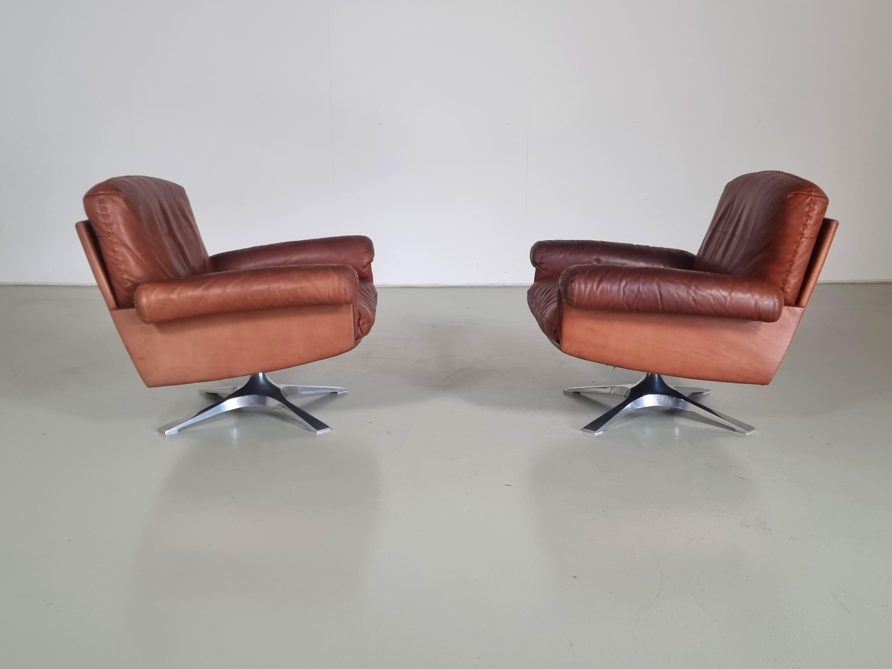 Fin du 20e siècle Ensemble de 2 chaises longues pivotantes De Sede DS-31 en cuir marron clair, années 1970 en vente