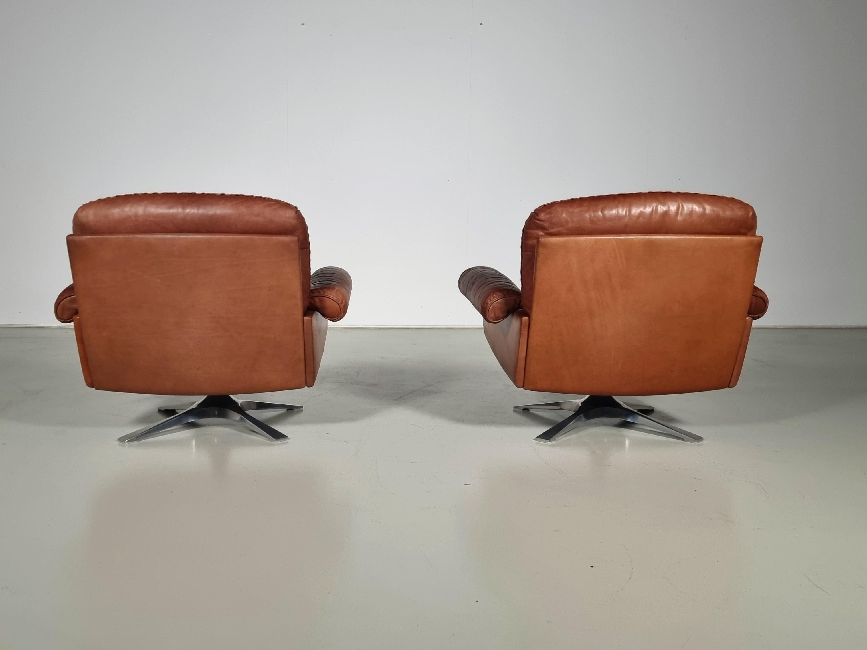 Cuir Ensemble de 2 chaises longues pivotantes De Sede DS-31 en cuir marron clair, années 1970 en vente