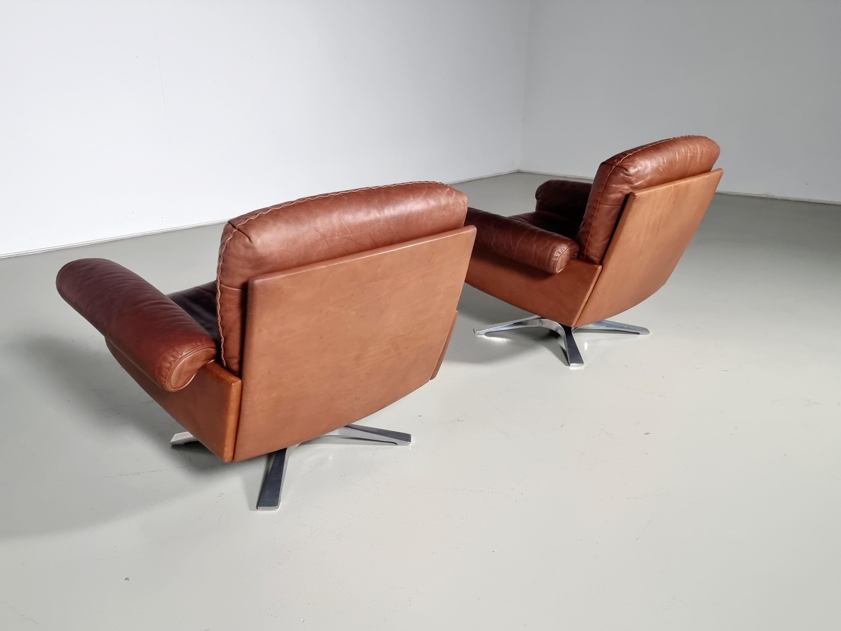 Ensemble de 2 chaises longues pivotantes De Sede DS-31 en cuir marron clair, années 1970 en vente 1