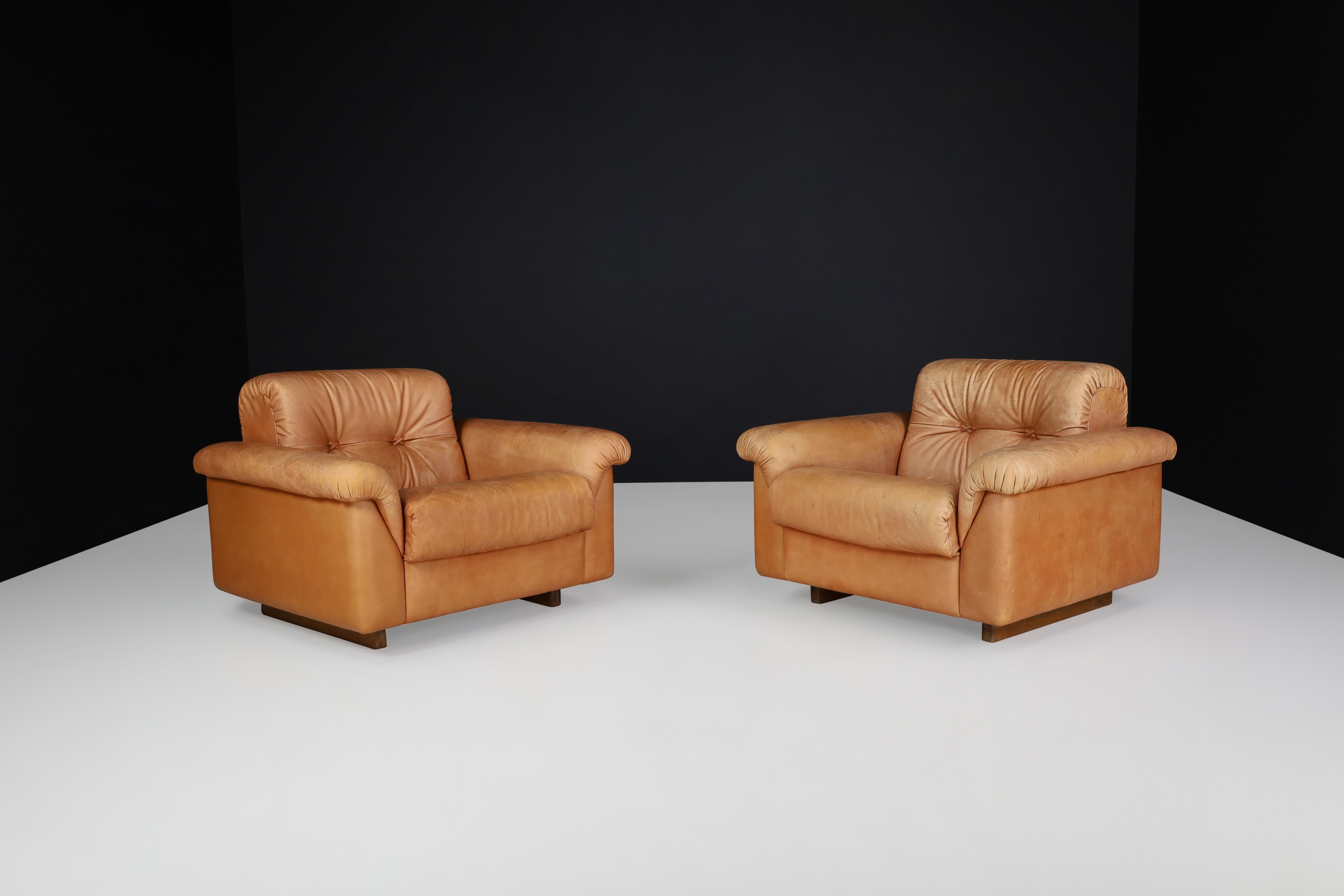 Juego de 2 sillones de cuero De Sede DS-45, Suiza, años 70

Se ofrece un llamativo juego de dos sillones de salón de cuero DS-45 de De Sede, fabricados a mano en Suiza en la década de 1970. Conocidas por su magistral construcción y la comodidad que