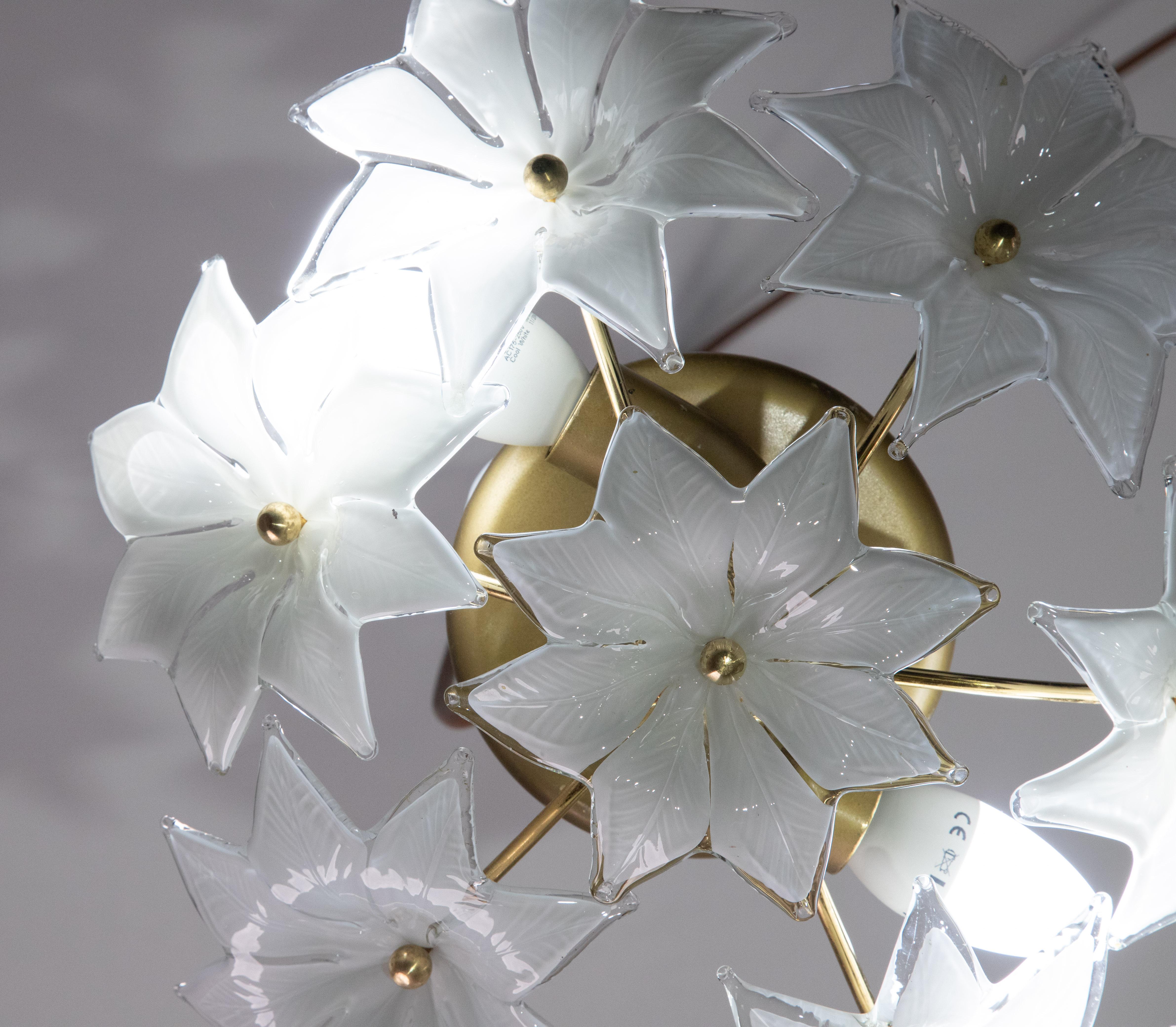 Set of 2 Delicious Murano Vintage Ceiling Light White Flowers, 1970s In Good Condition For Sale In Roma, IT