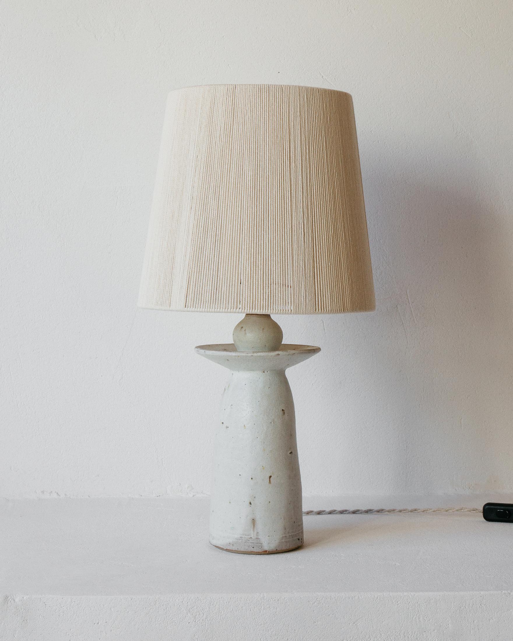 2er Set Delphe Weiß Creme Matt Keramische Tischlampen von Grès Éditions
Einzigartiges Stück.
Abmessungen: Lampenschirm: Ø 32 x H 26 cm.
Sockel: H 35 cm.
MATERIALIEN: Ecru-Baumwolle und Keramik.
Gewicht: 2,8 kg.

Die Abmessungen können variieren.
