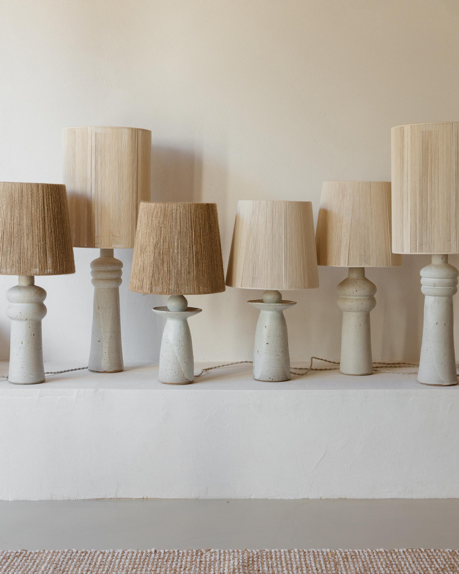 2er Set Delphe Weiß Creme Matt Keramische Tischlampen von Grès Éditions (Sonstiges) im Angebot