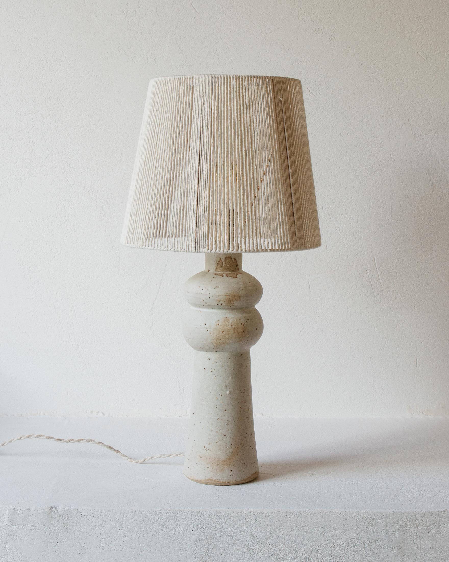 Jute Lot de 2 lampes de table Deneb en céramique blanc poudré crème par Grès Éditions en vente