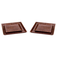 Jeu de 2 plateaux de bureau, en cuir marron avec gaufrage crocodile.