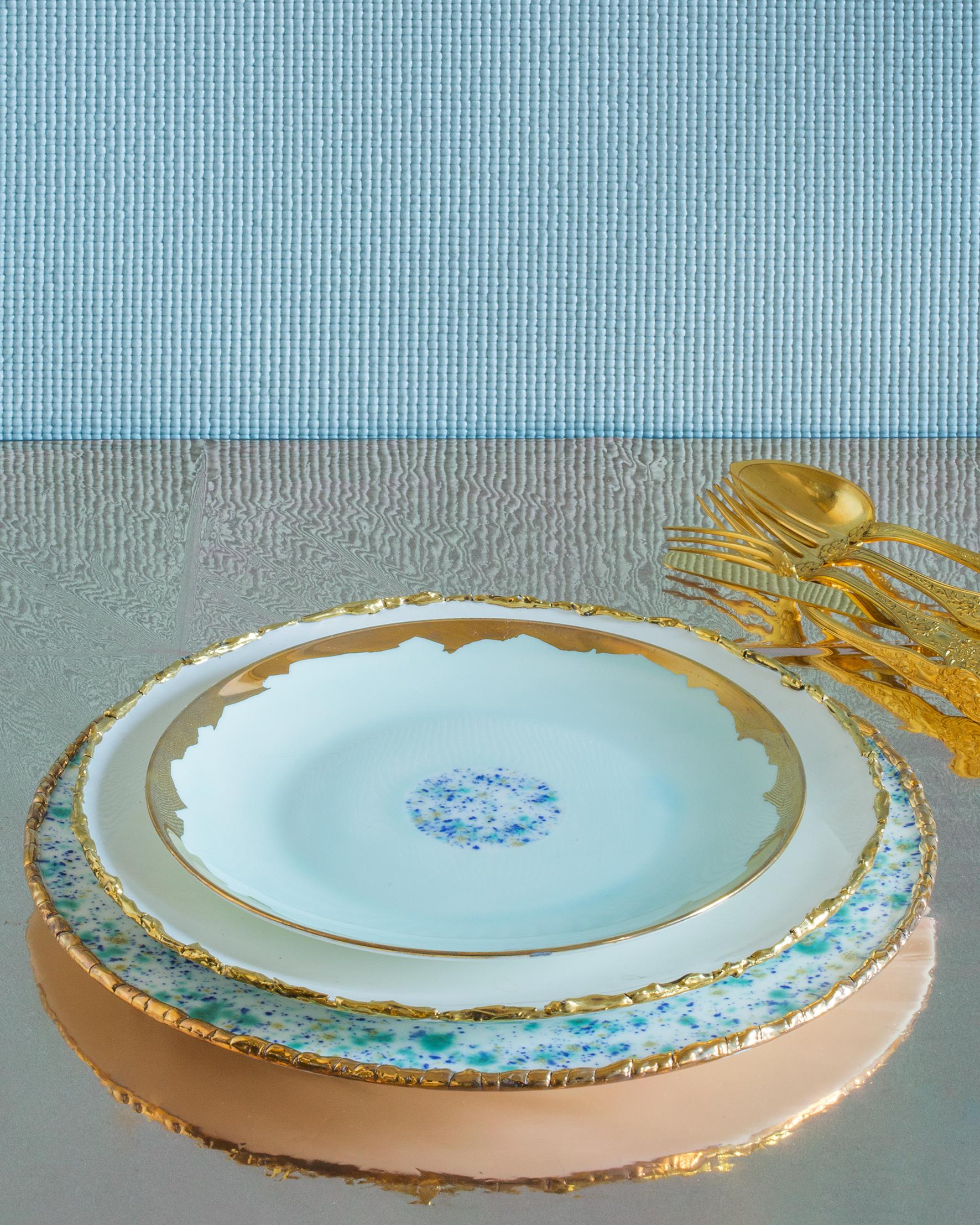 Fabriquée à la main en Italie à partir de la meilleure porcelaine, cette assiette coupe à dessert à bord tombant en marbre bleu présente un bord doré original qui met en valeur l'élégant émail émeraude avec son décor bleu, jaune et vert au
