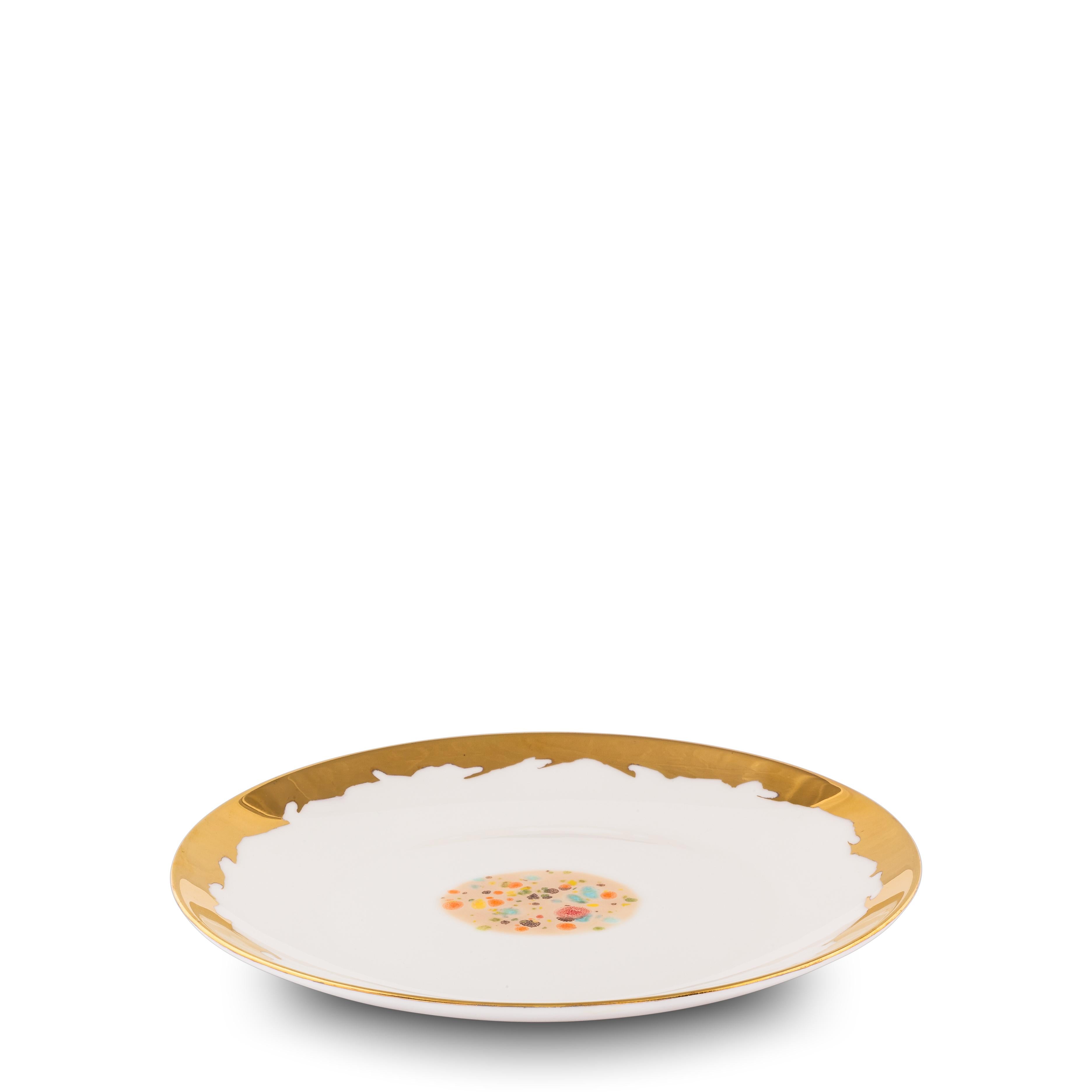 Handcrafted in Italy from the finest porcelain, these white drop edge dessert coupe plates from the Chestnut collection have an original golden drop edge decoration emphasizing the elegant white surface with the sandy, dotted décor at the center.
