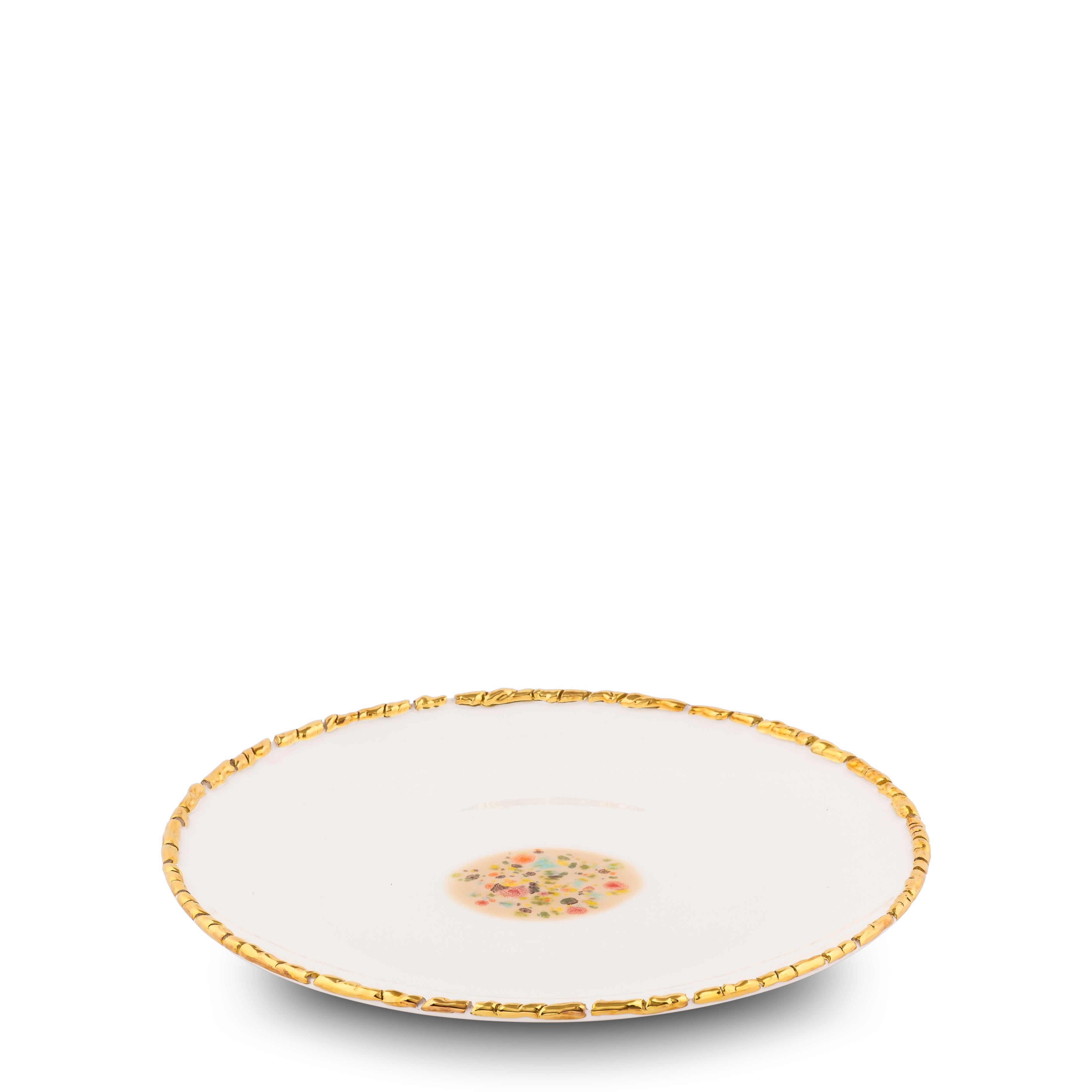 Diese in Italien aus feinstem Porzellan handgefertigten weißen Dessertteller mit Craquelé-Rand aus der Kollektion Chestnut haben einen originellen goldenen Craquelé-Rand, der die strahlend weiße Glasur und das sandfarbene, gepunktete Dekor in der