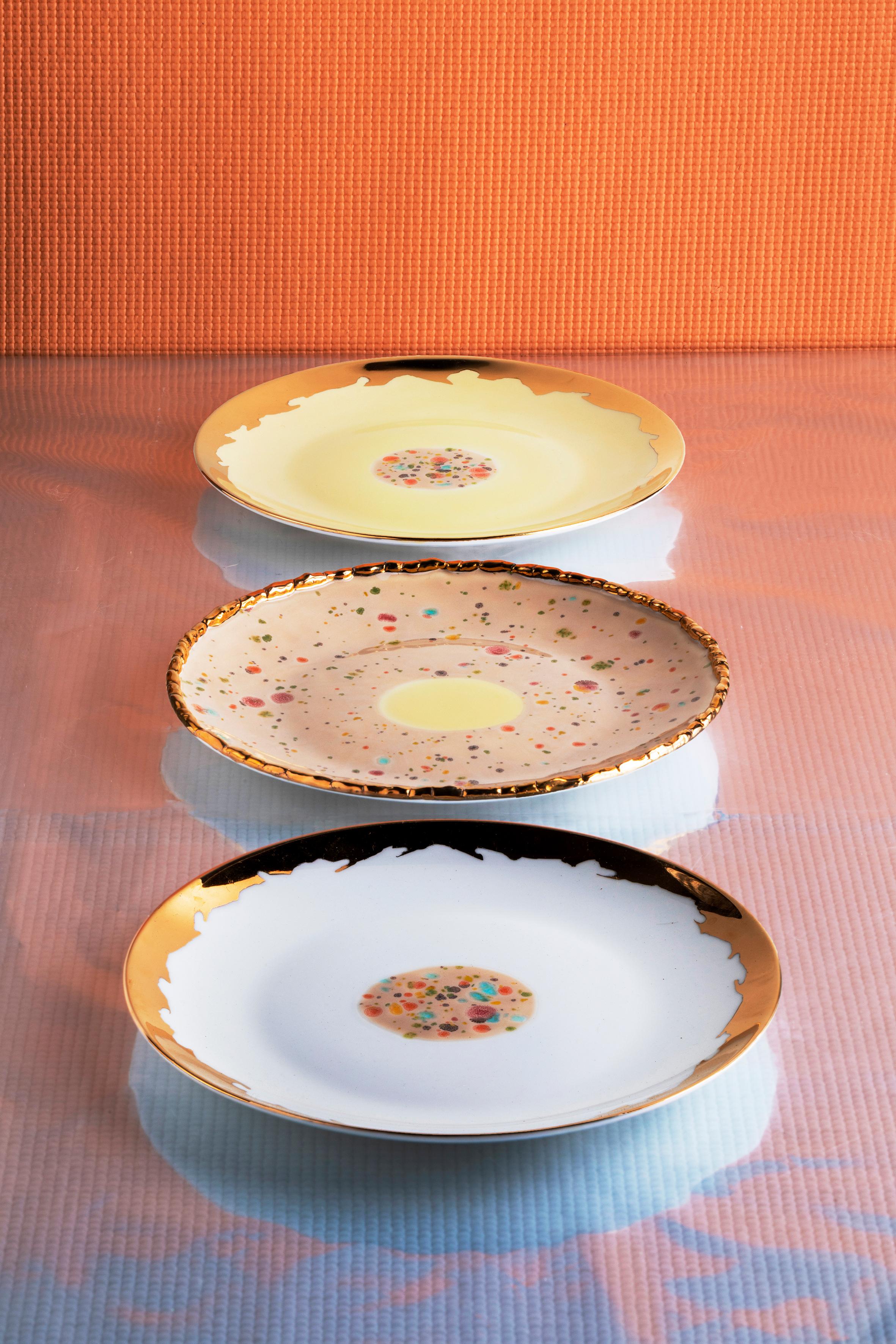 Hand-Painted Contemporary Set of 2 Dessert Plates Gold Hand Painted Porcelain For Sale