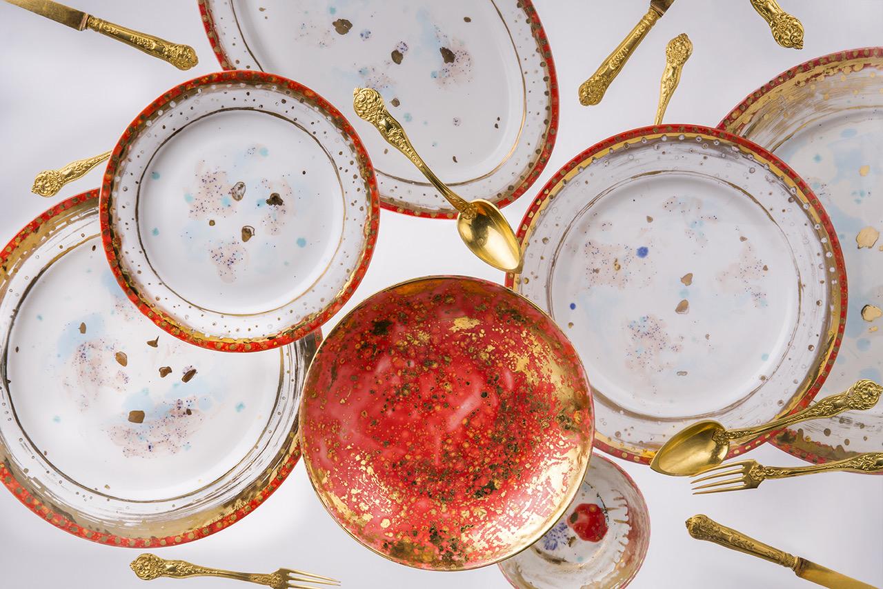 Hand painted in Italy from the finest porcelain, this Scipione red dessert plate is enameled with a brilliant African red décor, enriched by intertwining golden nuggets and brushstrokes and a thin golden rim.

Set of 2 dessert coupe plates, red,