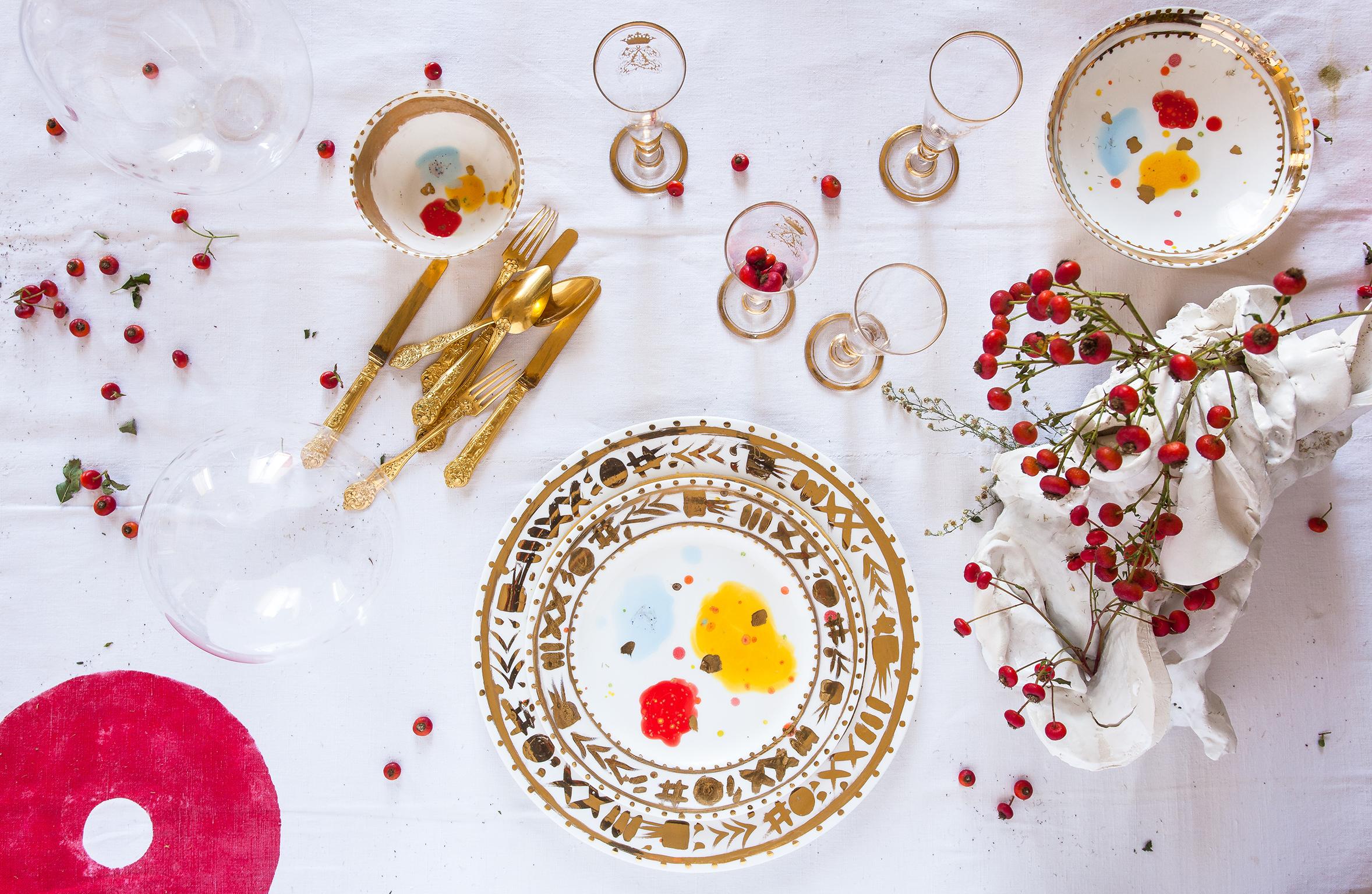 italien Lot de 2 assiettes à dessert contemporaines en porcelaine dorée peinte à la main en vente