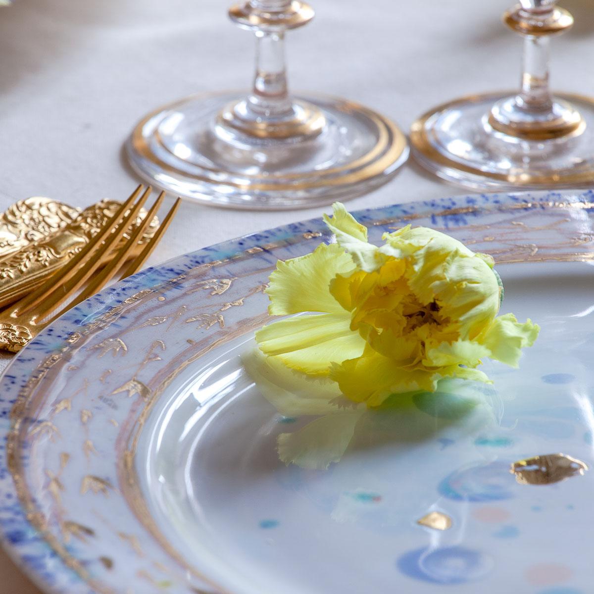 Zeitgenössisches Set von 2 Desserttellern aus handbemaltem Porzellan in Gold (Handbemalt) im Angebot