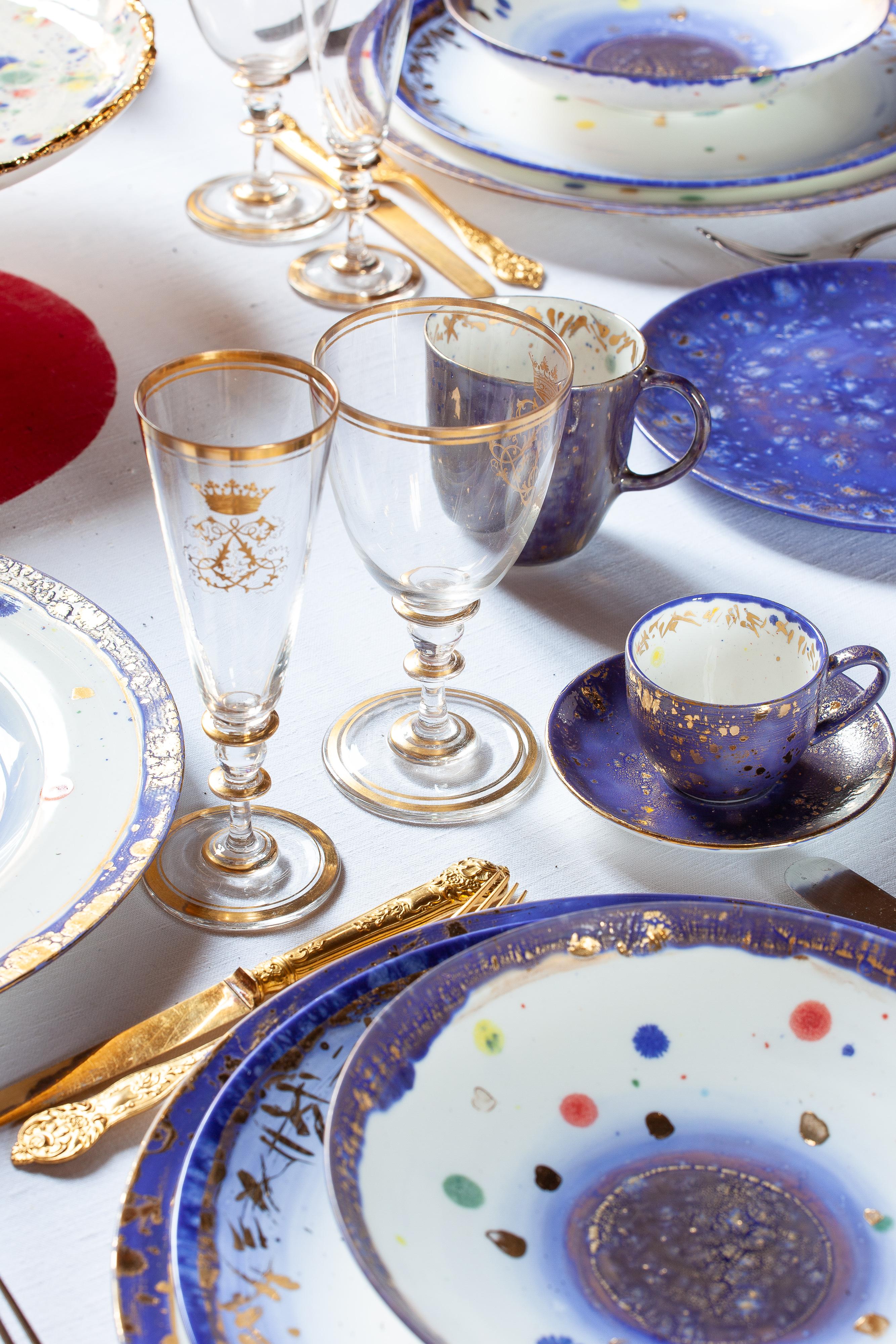 Zeitgenössisches Set von 2 Desserttellern aus handbemaltem Porzellan in Gold (Moderne) im Angebot