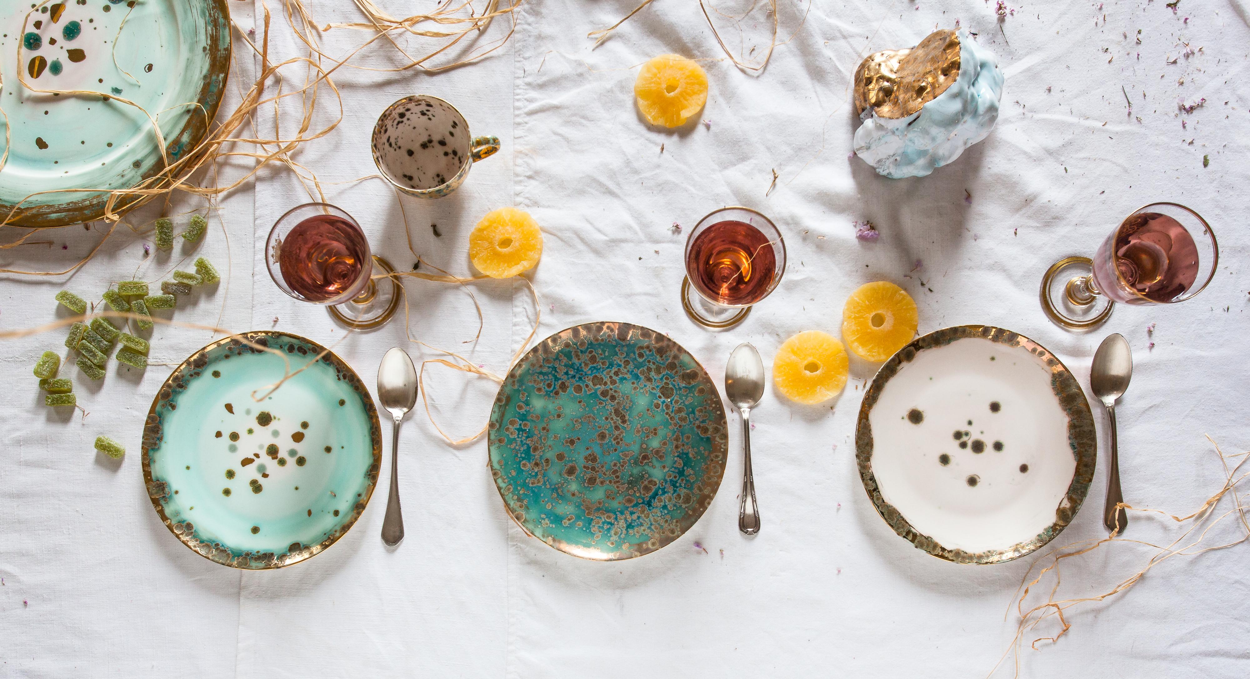Zeitgenössisches Set von 2 Desserttellern aus handbemaltem Porzellan in Gold (Moderne) im Angebot
