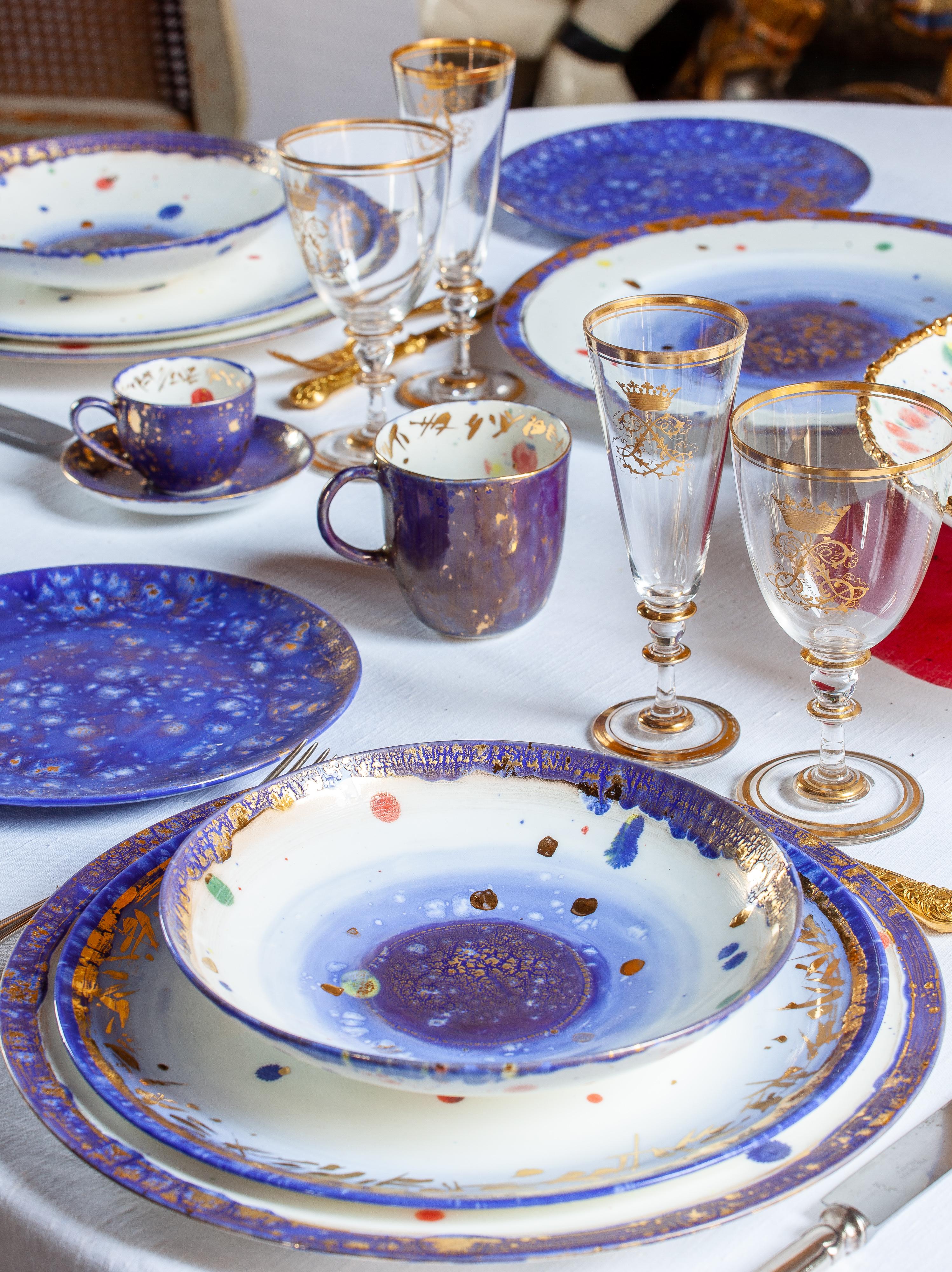 italien Lot de 2 assiettes à dessert contemporaines en porcelaine dorée peinte à la main en vente