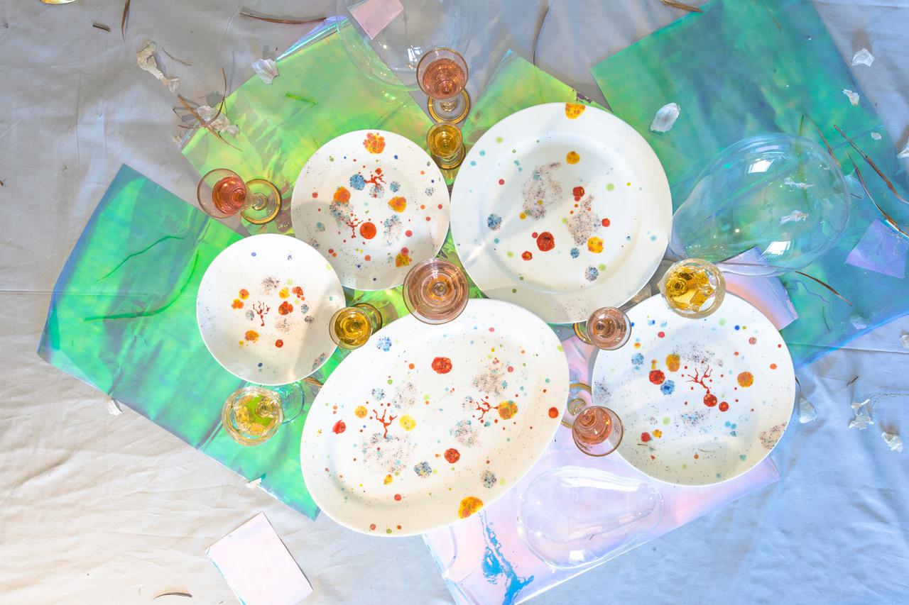 Fabriquées à la main en Italie à partir de la porcelaine la plus fine, ces assiettes à dessert à fond bleu marin présentent des coraux reposant sur un fond lumineux entourés de mystérieuses pierres précieuses multicolores flottant au milieu de