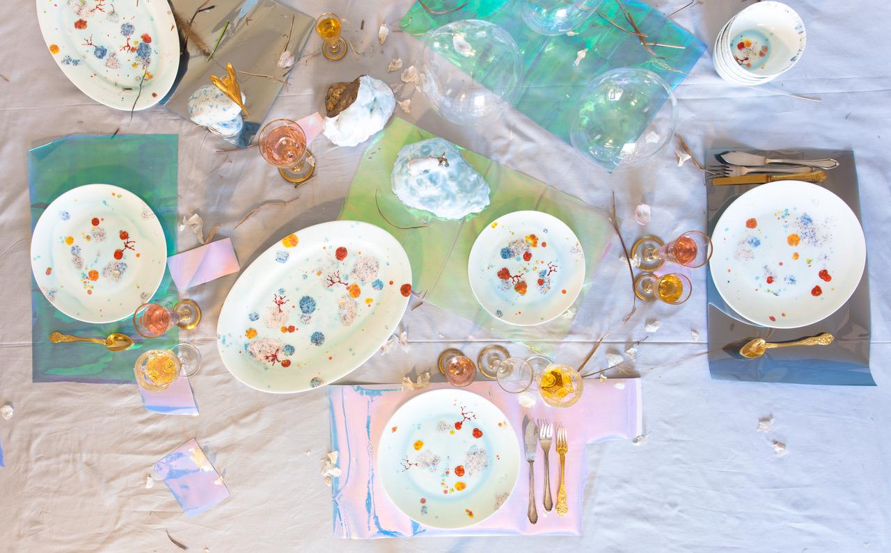 Zeitgenössisches Set von 2 Desserttellern aus handbemaltem Porzellan (Handbemalt) im Angebot