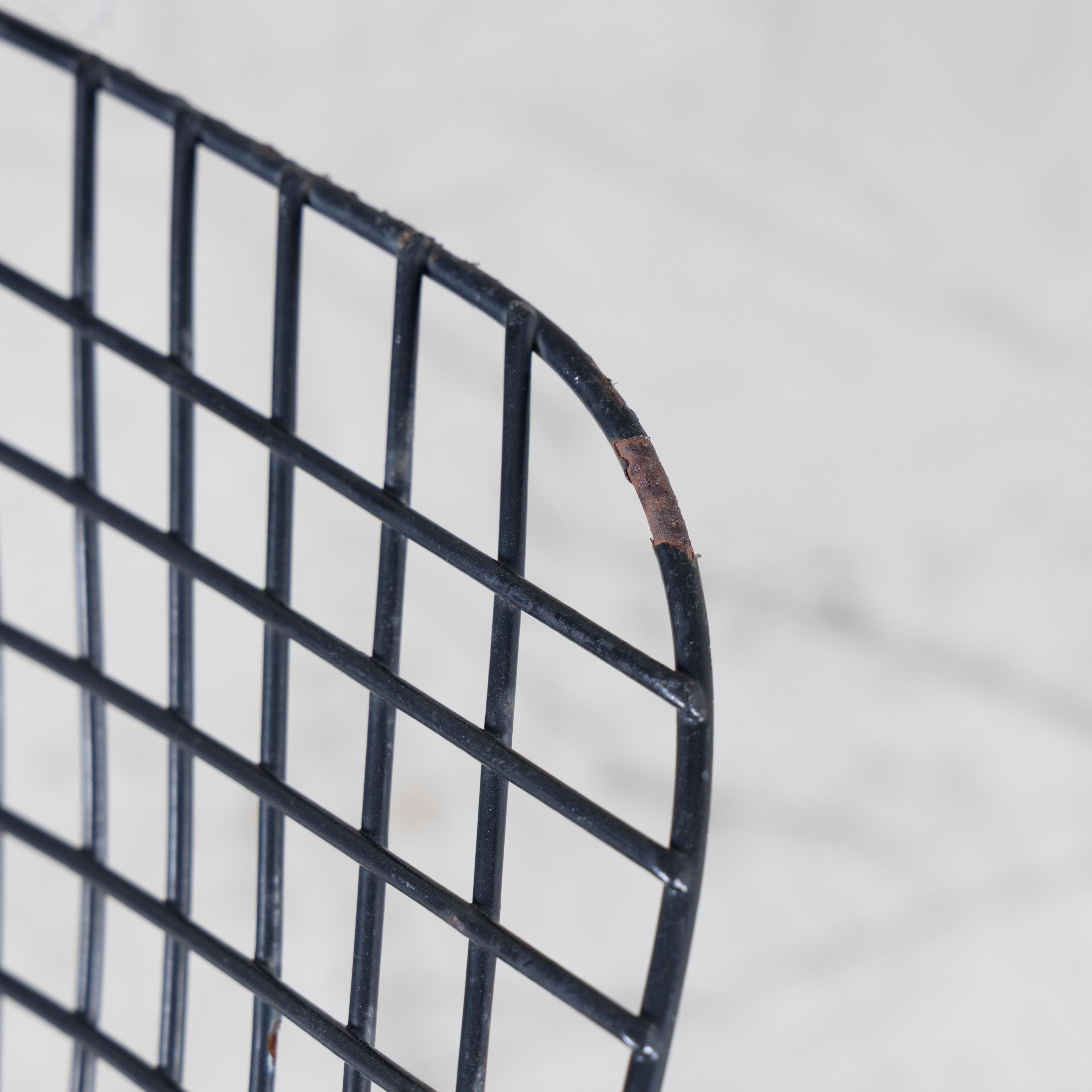 La Diamond Chair è uno stupefacente studio di spazio, forma e funzione realizzato da uno dei maestri scultori del secolo scorso. Come Saarinen e Mies, Bertoia trovò una grazia sublime in un materiale industriale, elevandolo oltre la sua normale